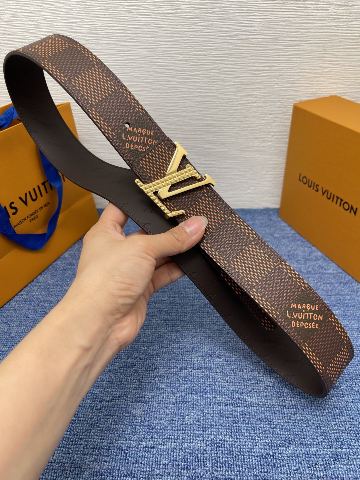 🔴 【品牌】LV  4．0cm 
🔴 【描述】这款饰有LV带扣的腰带配以水牛皮衬里，覆以Monogram