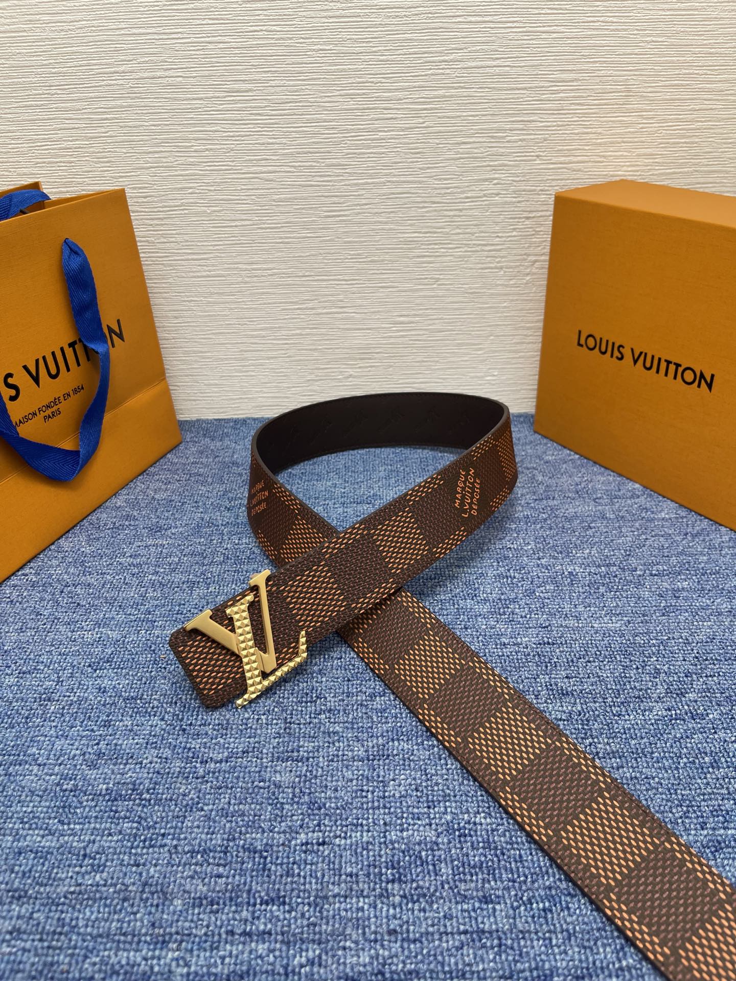 🔴 【品牌】LV  4．0cm 
🔴 【描述】这款饰有LV带扣的腰带配以水牛皮衬里，覆以Monogram