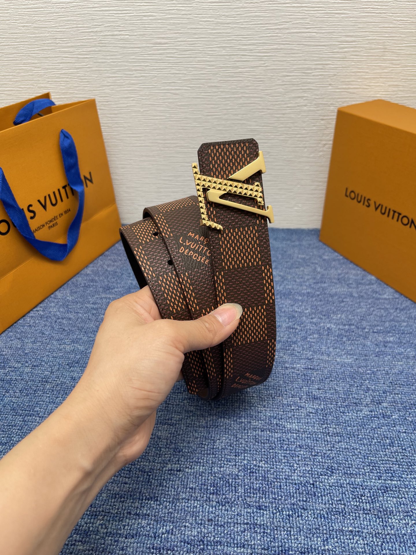 🔴 【品牌】LV  4．0cm 
🔴 【描述】这款饰有LV带扣的腰带配以水牛皮衬里，覆以Monogram