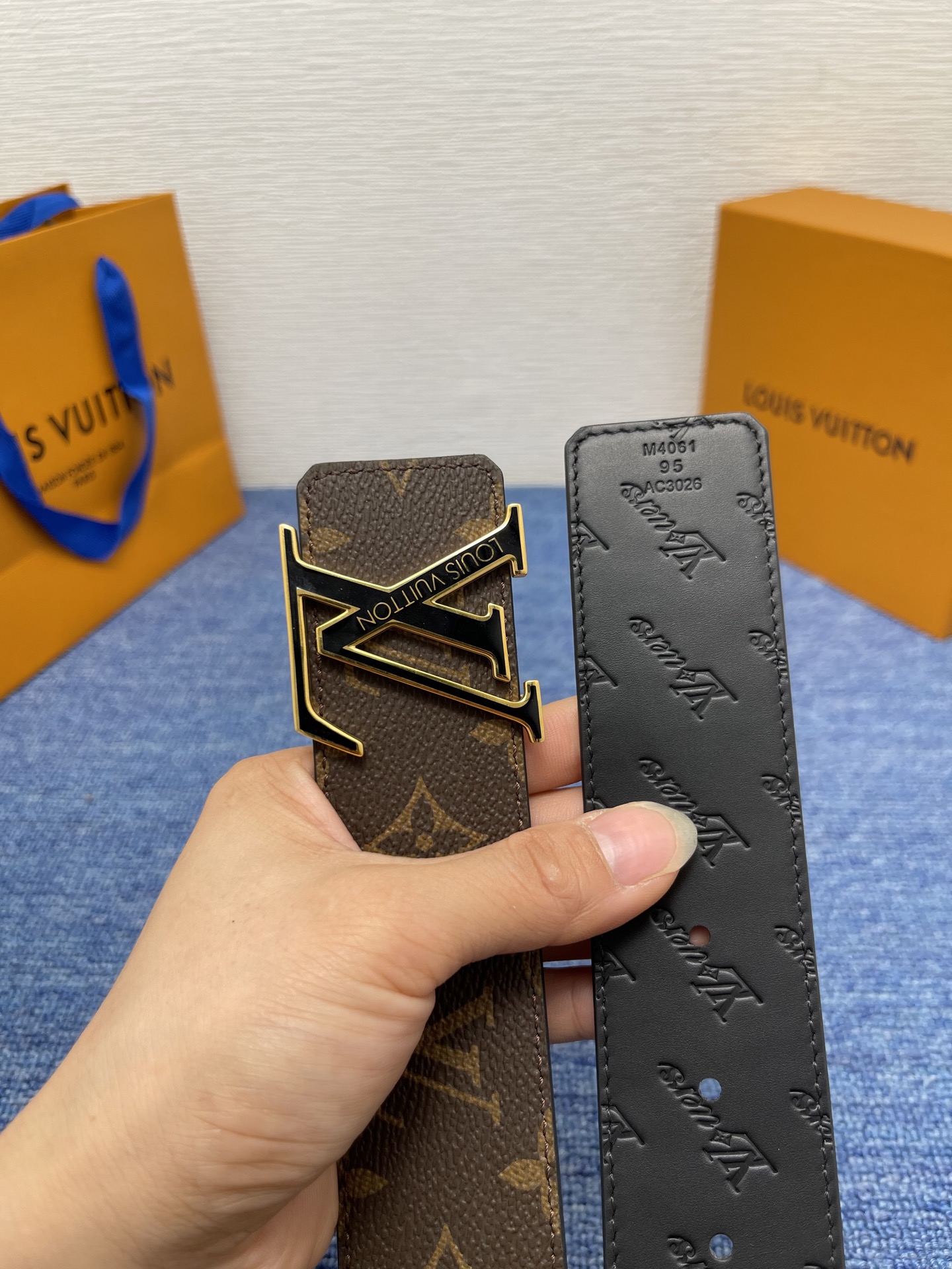 🔴 【品牌】LV  4．0cm 
🔴 【描述】这款饰有LV带扣的腰带配以水牛皮衬里，覆以Monogram