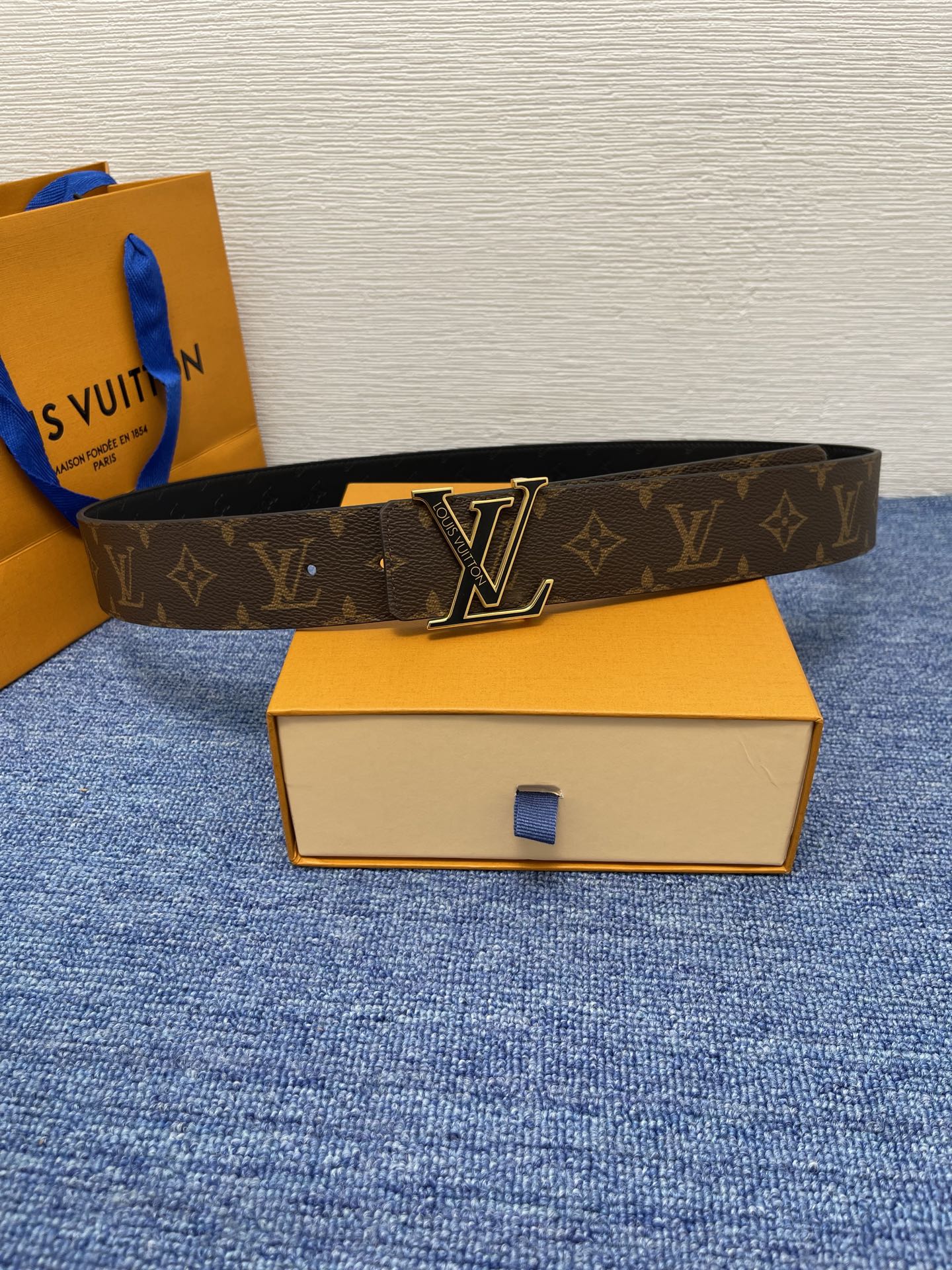🔴 【品牌】LV  4．0cm 
🔴 【描述】这款饰有LV带扣的腰带配以水牛皮衬里，覆以Monogram
