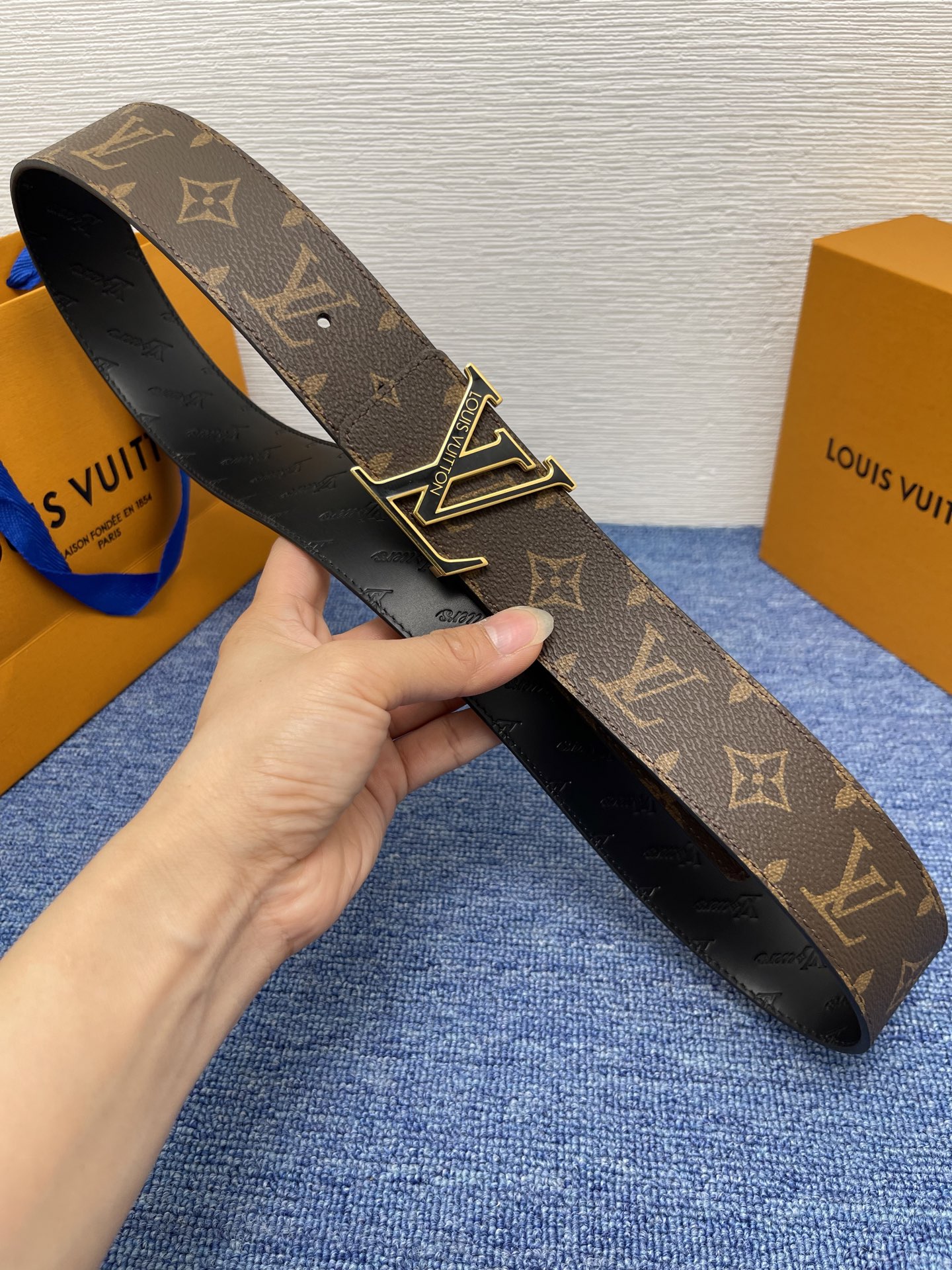 🔴 【品牌】LV  4．0cm 
🔴 【描述】这款饰有LV带扣的腰带配以水牛皮衬里，覆以Monogram