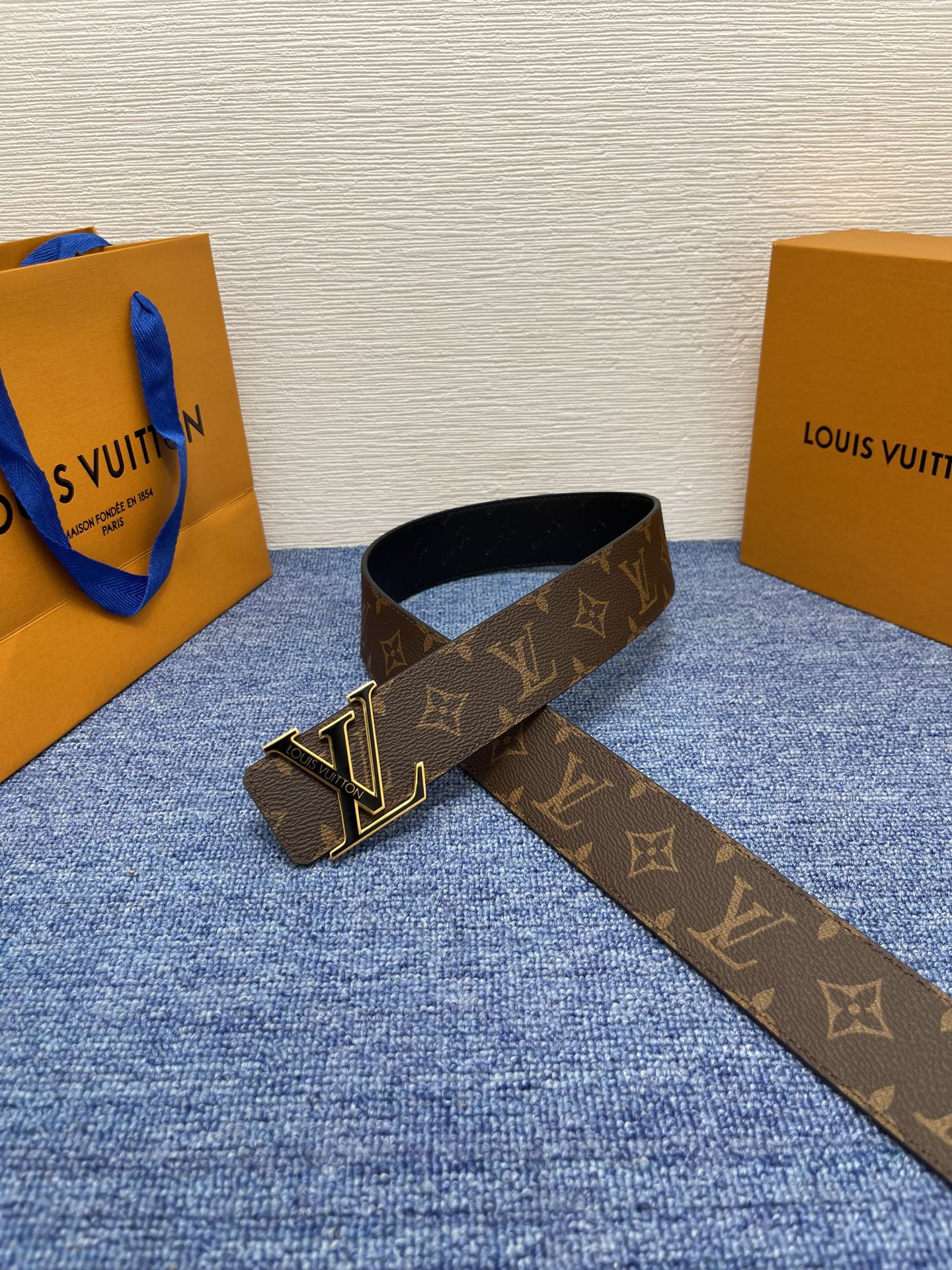 🔴 【品牌】LV  4．0cm 
🔴 【描述】这款饰有LV带扣的腰带配以水牛皮衬里，覆以Monogram