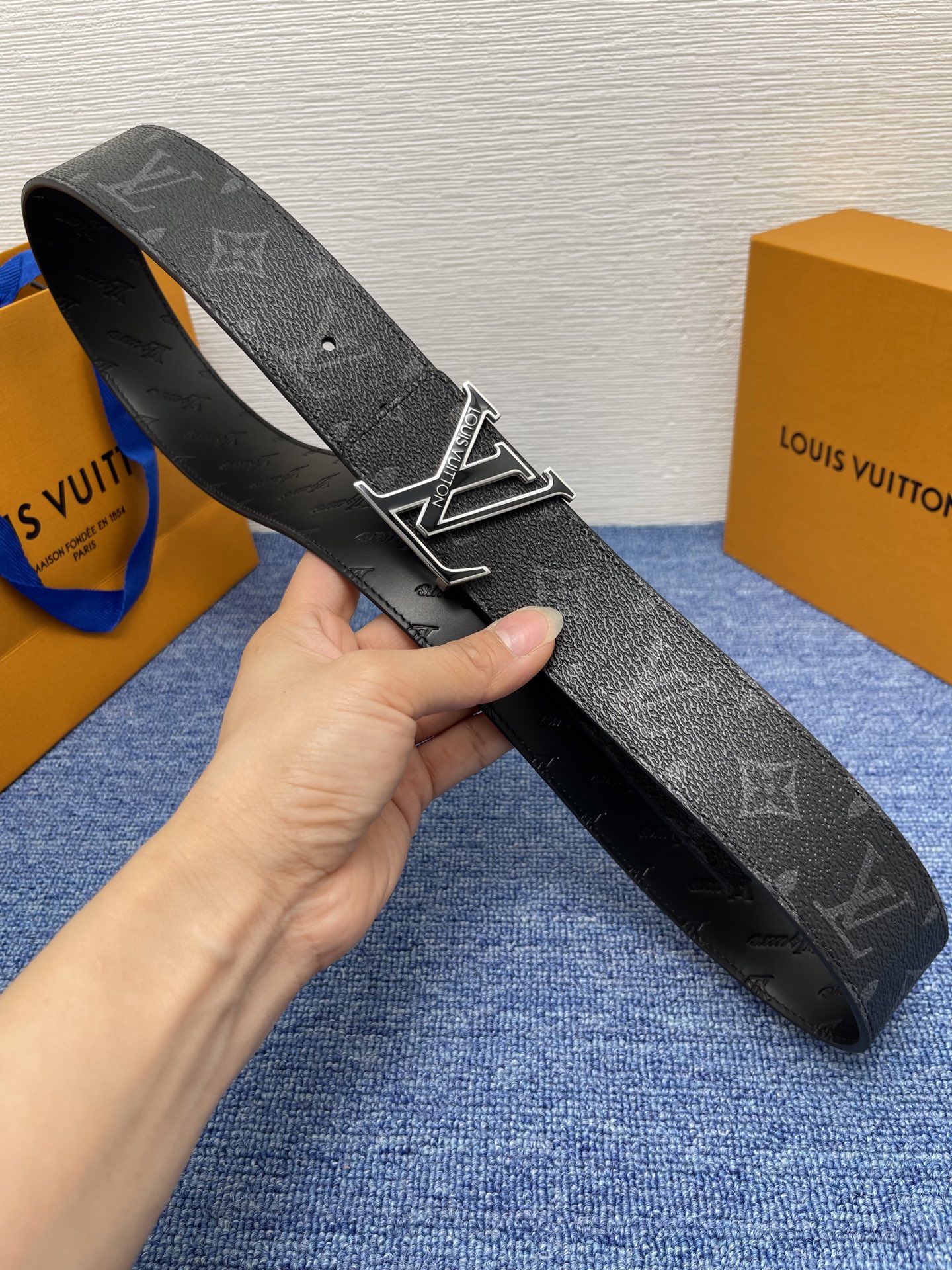 🔴 【品牌】LV  4．0cm 
🔴 【描述】这款饰有LV带扣的腰带配以水牛皮衬里，覆以Monogram
