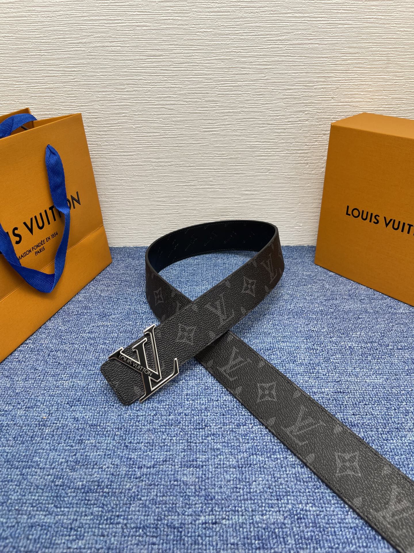 🔴 【品牌】LV  4．0cm 
🔴 【描述】这款饰有LV带扣的腰带配以水牛皮衬里，覆以Monogram