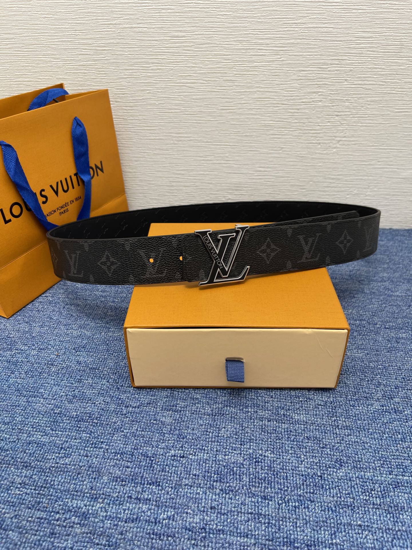 🔴 【品牌】LV  4．0cm 
🔴 【描述】这款饰有LV带扣的腰带配以水牛皮衬里，覆以Monogram