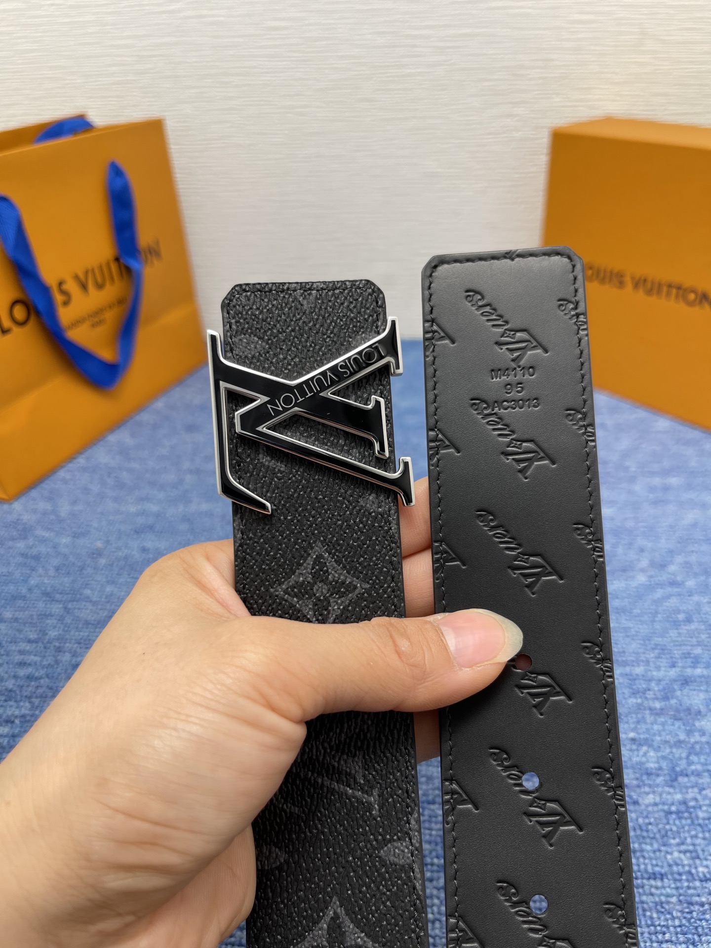 🔴 【品牌】LV  4．0cm 
🔴 【描述】这款饰有LV带扣的腰带配以水牛皮衬里，覆以Monogram