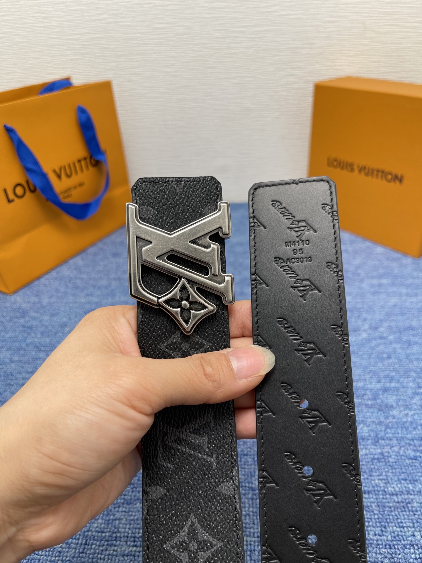 🔴 【品牌】LV  4．0cm 
🔴 【描述】这款饰有LV带扣的腰带配以水牛皮衬里，覆以Monogram