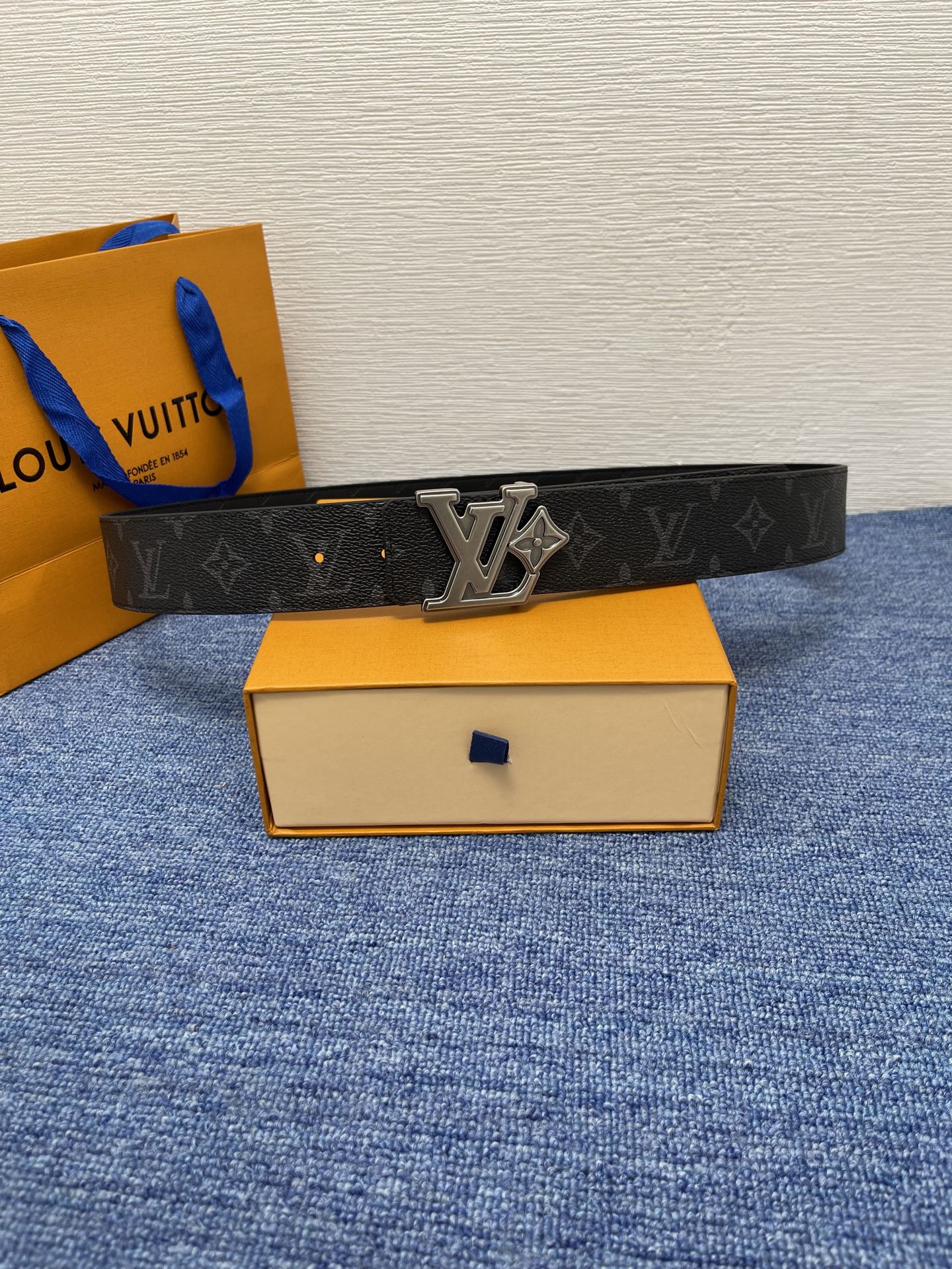 🔴 【品牌】LV  4．0cm 
🔴 【描述】这款饰有LV带扣的腰带配以水牛皮衬里，覆以Monogram