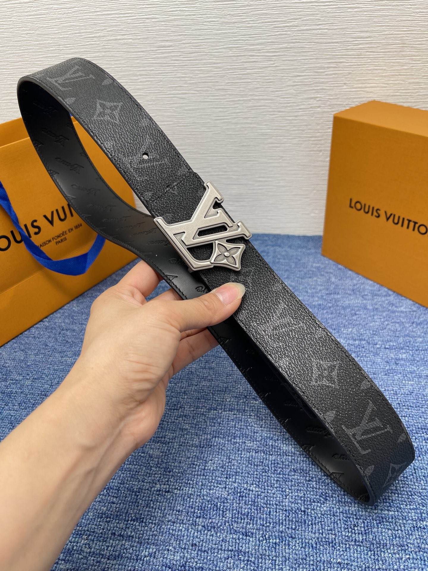 🔴 【品牌】LV  4．0cm 
🔴 【描述】这款饰有LV带扣的腰带配以水牛皮衬里，覆以Monogram