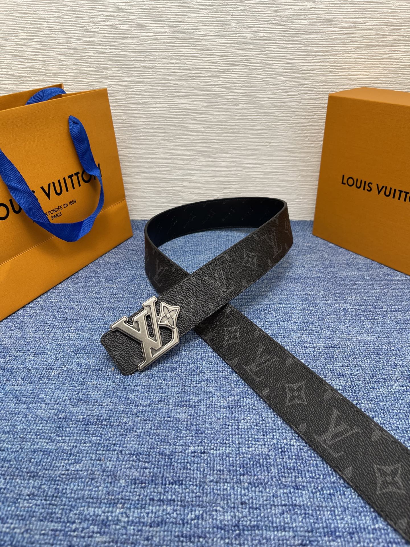 🔴 【品牌】LV  4．0cm 
🔴 【描述】这款饰有LV带扣的腰带配以水牛皮衬里，覆以Monogram