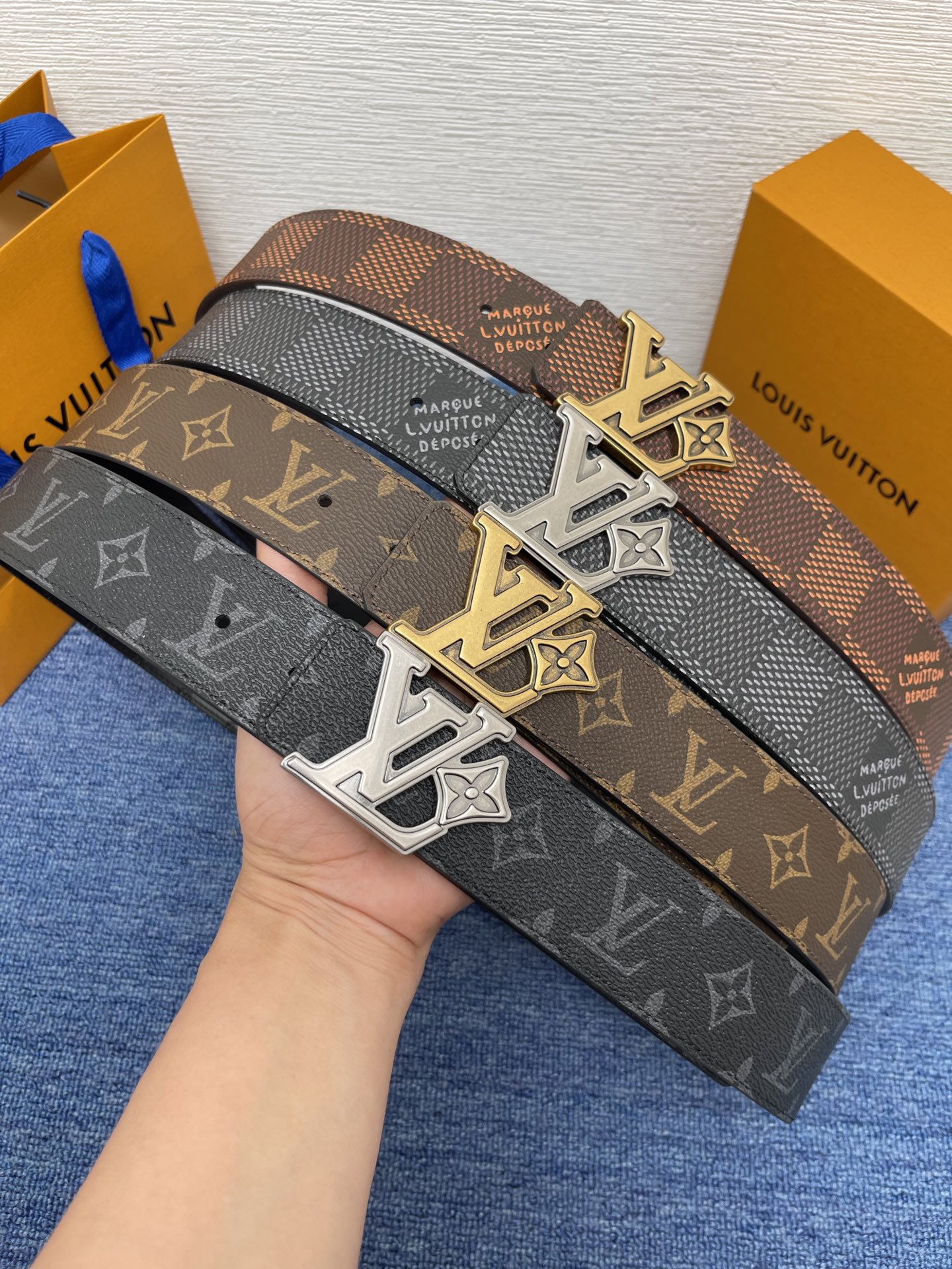 🔴 【品牌】LV  4．0cm 
🔴 【描述】这款饰有LV带扣的腰带配以水牛皮衬里，覆以Monogram