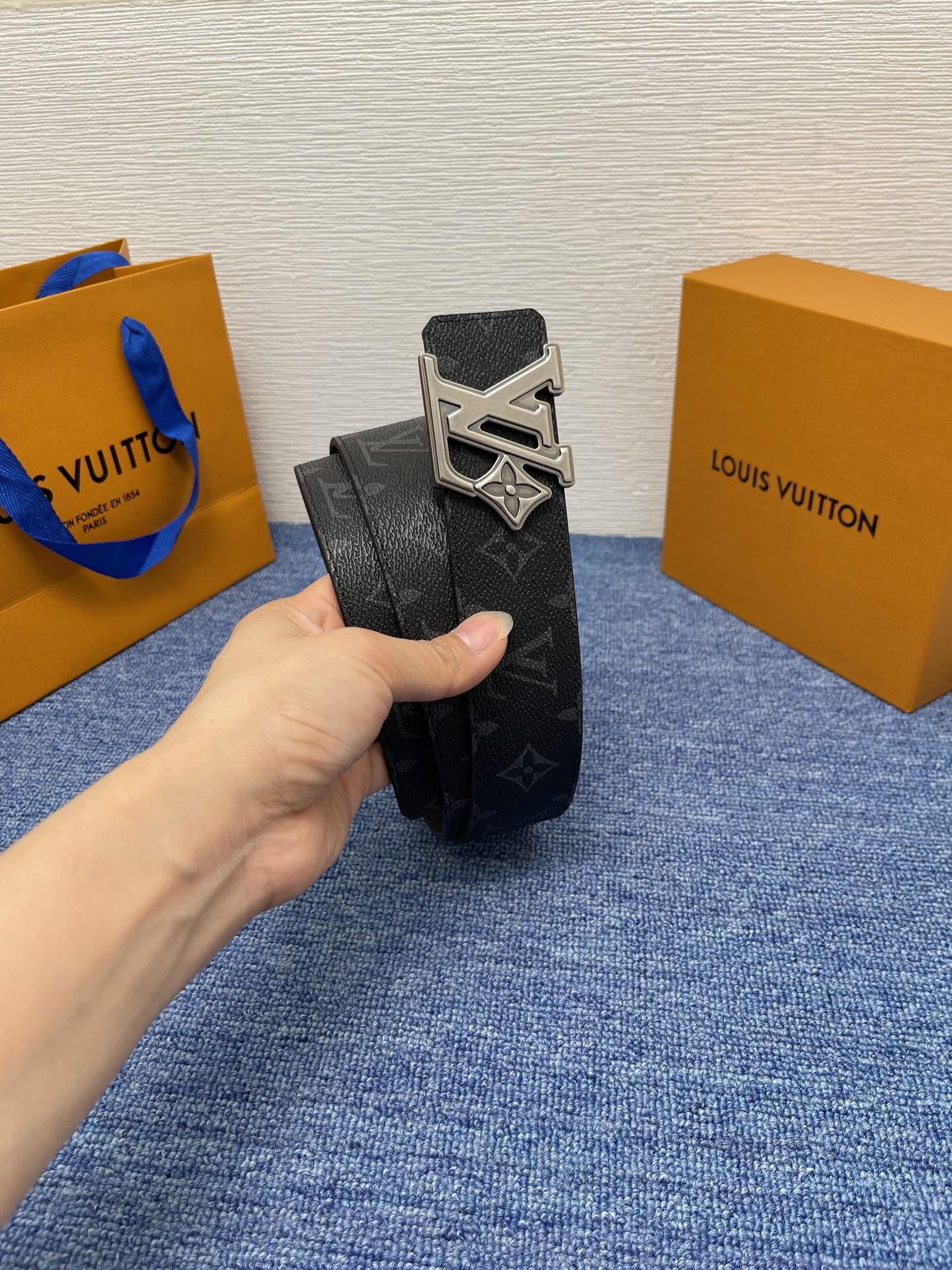 🔴 【品牌】LV  4．0cm 
🔴 【描述】这款饰有LV带扣的腰带配以水牛皮衬里，覆以Monogram