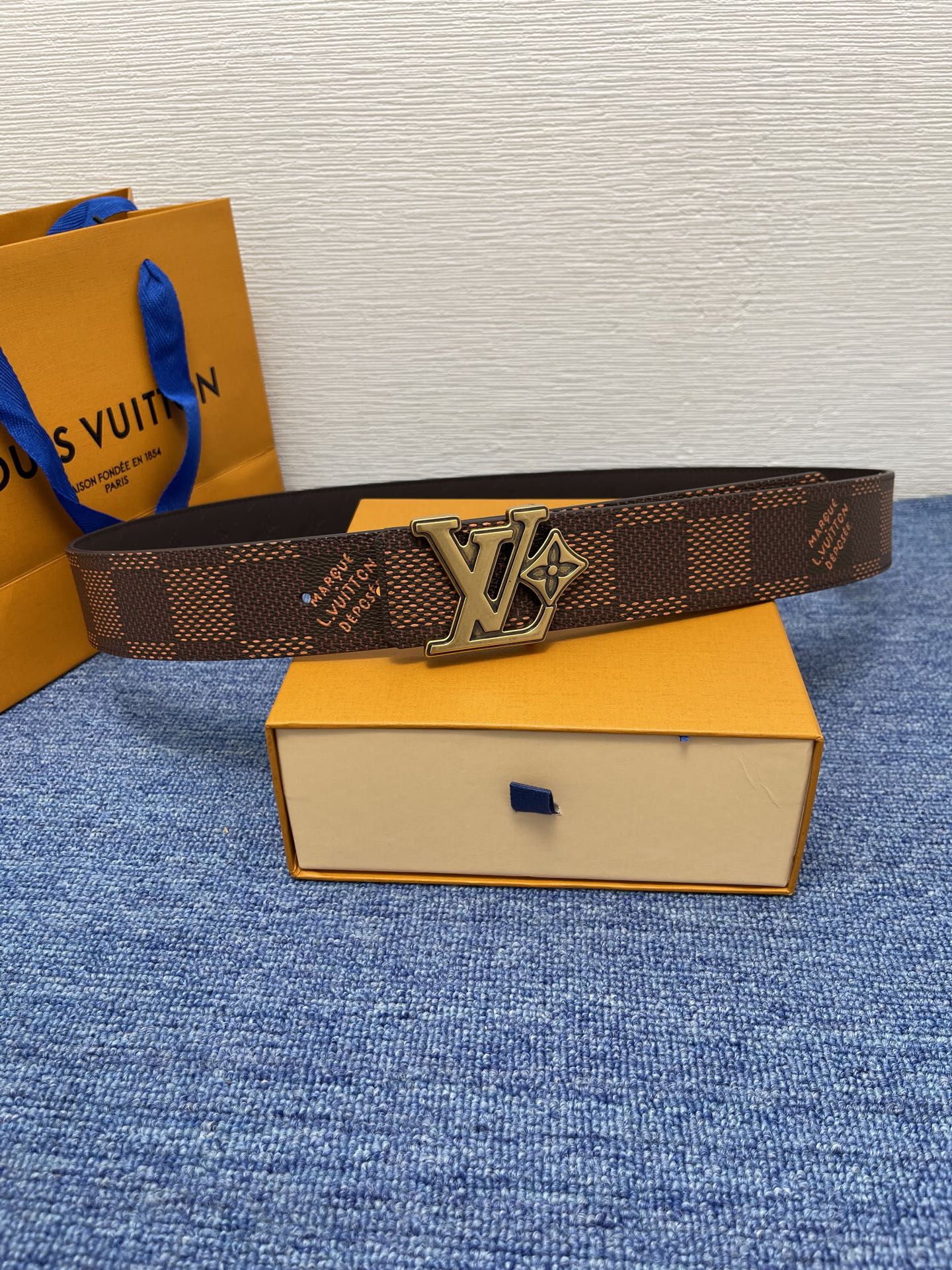 🔴 【品牌】LV  4．0cm 
🔴 【描述】这款饰有LV带扣的腰带配以水牛皮衬里，覆以Monogram