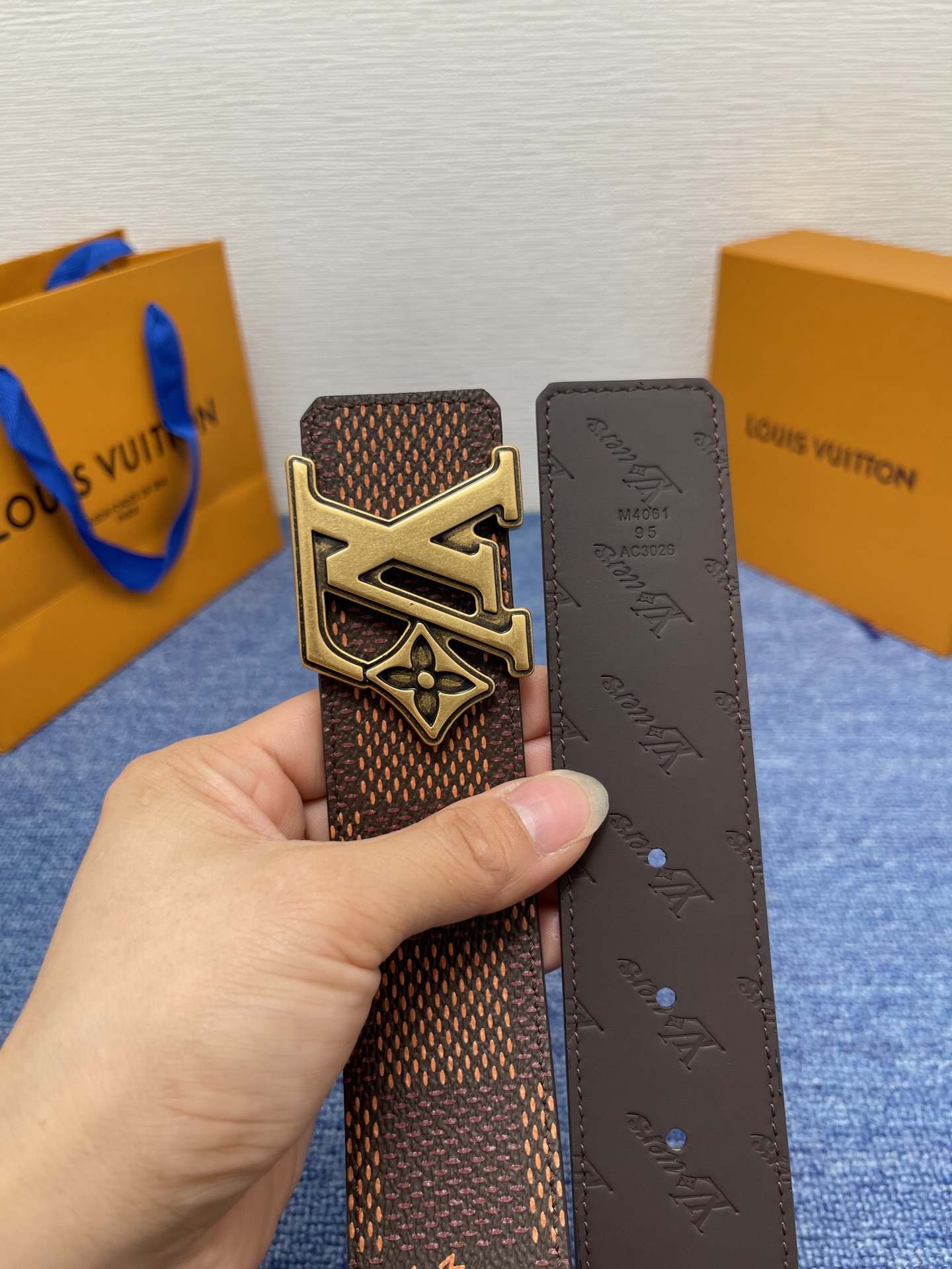 🔴 【品牌】LV  4．0cm 
🔴 【描述】这款饰有LV带扣的腰带配以水牛皮衬里，覆以Monogram