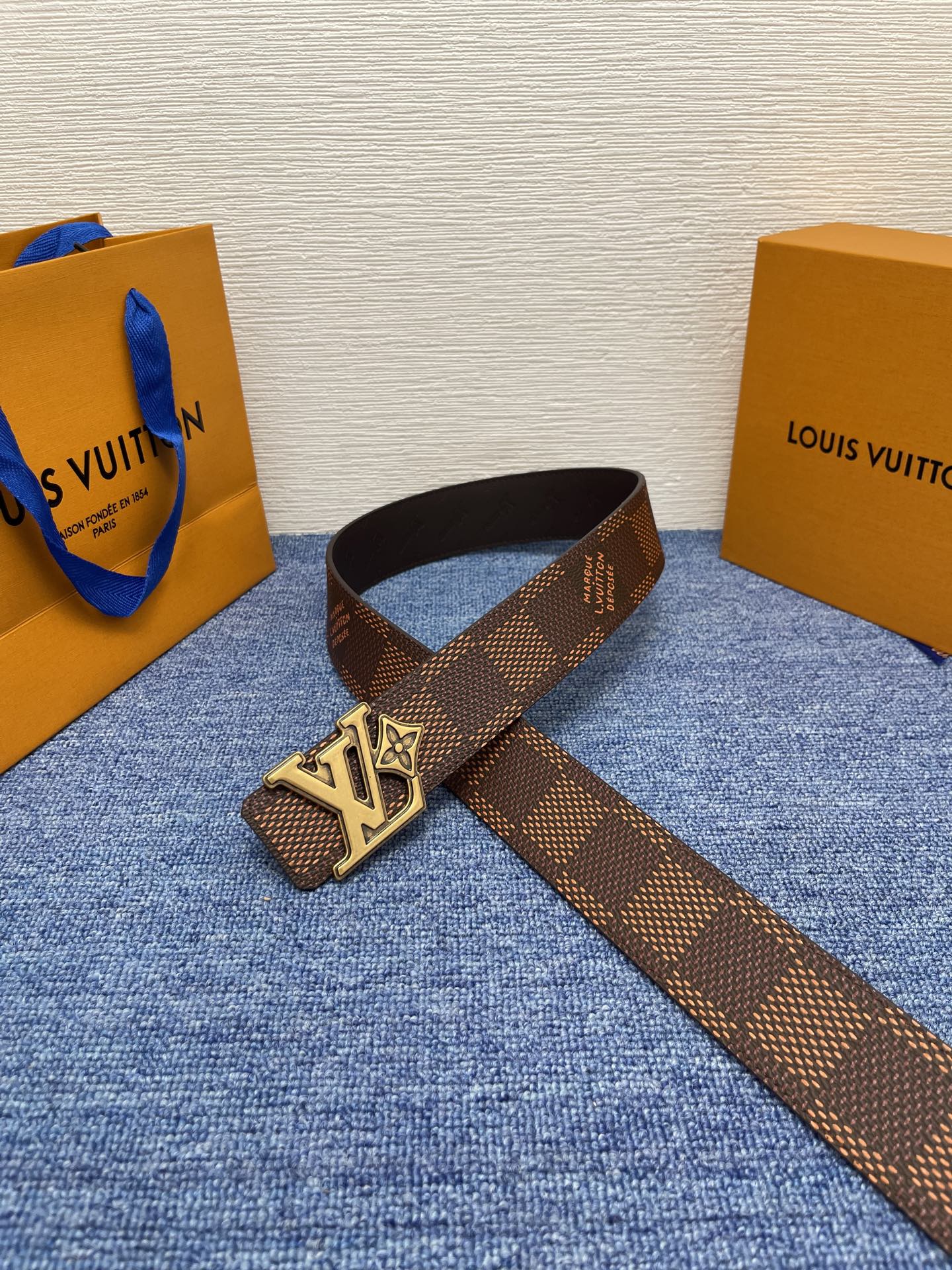 🔴 【品牌】LV  4．0cm 
🔴 【描述】这款饰有LV带扣的腰带配以水牛皮衬里，覆以Monogram