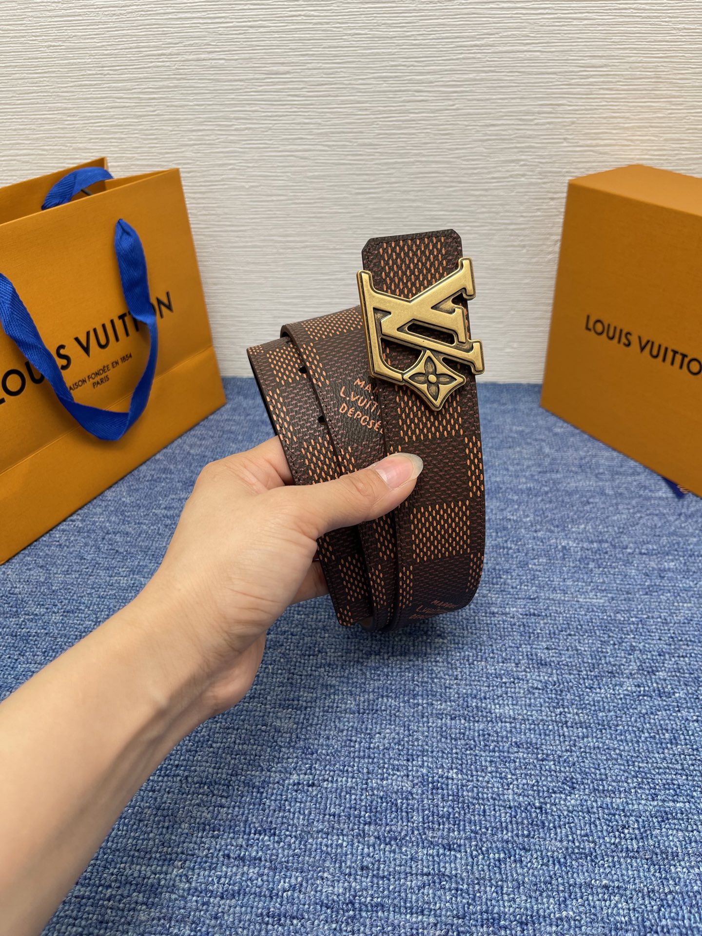 🔴 【品牌】LV  4．0cm 
🔴 【描述】这款饰有LV带扣的腰带配以水牛皮衬里，覆以Monogram