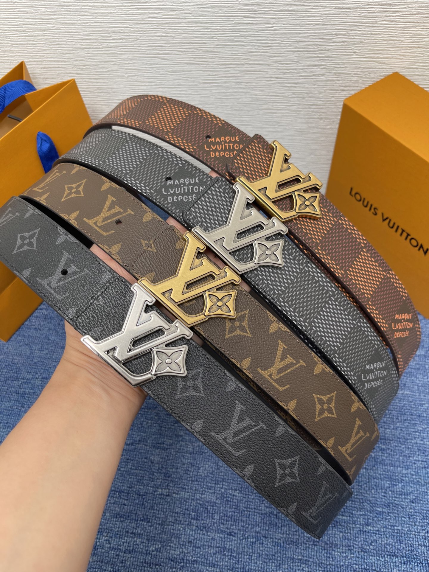 🔴 【品牌】LV  4．0cm 
🔴 【描述】这款饰有LV带扣的腰带配以水牛皮衬里，覆以Monogram