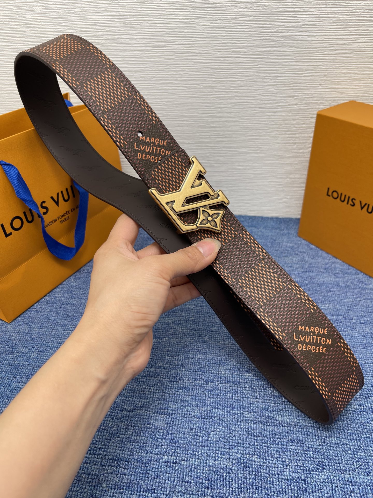 🔴 【品牌】LV  4．0cm 
🔴 【描述】这款饰有LV带扣的腰带配以水牛皮衬里，覆以Monogram