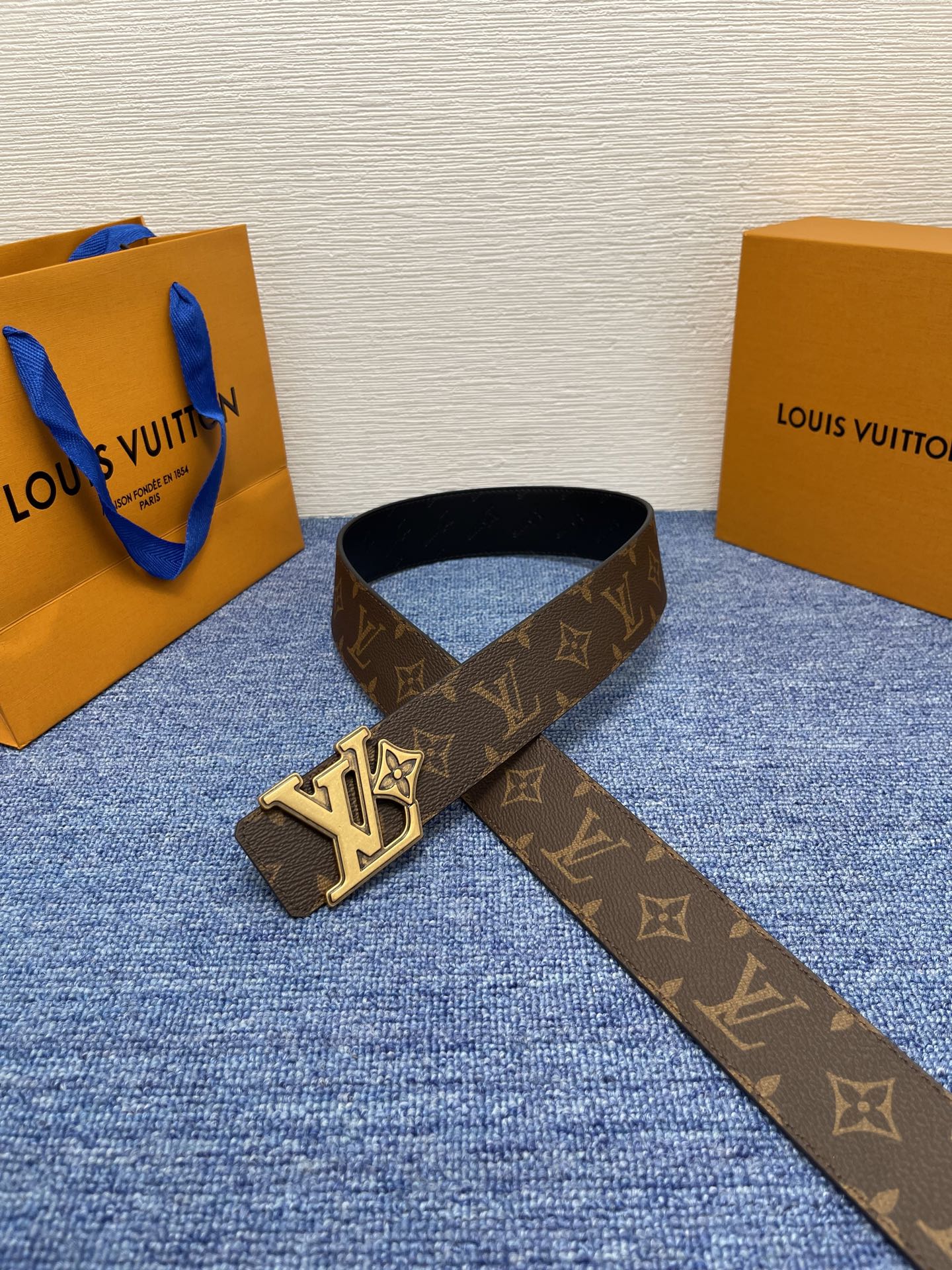 🔴 【品牌】LV  4．0cm 
🔴 【描述】这款饰有LV带扣的腰带配以水牛皮衬里，覆以Monogram