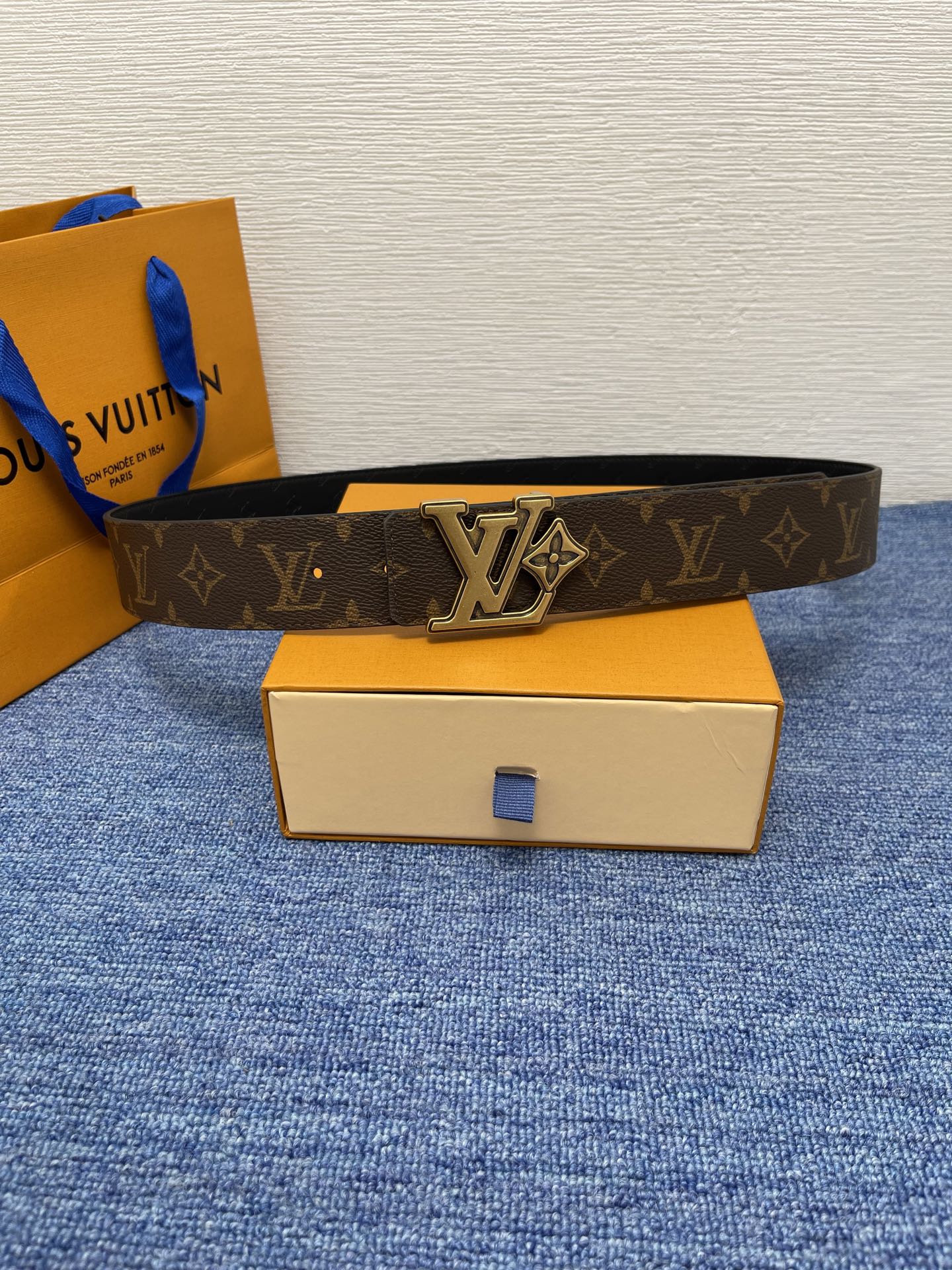 🔴 【品牌】LV  4．0cm 
🔴 【描述】这款饰有LV带扣的腰带配以水牛皮衬里，覆以Monogram