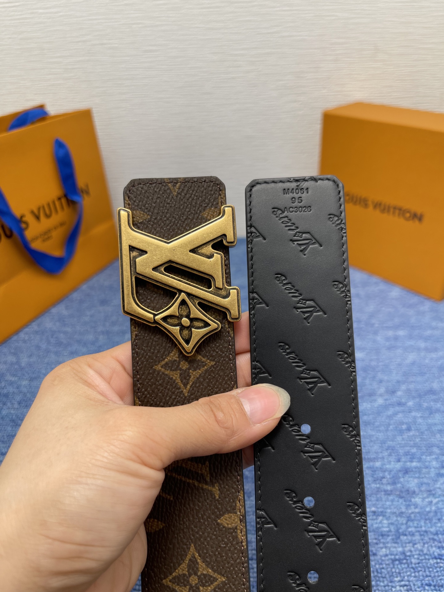 🔴 【品牌】LV  4．0cm 
🔴 【描述】这款饰有LV带扣的腰带配以水牛皮衬里，覆以Monogram