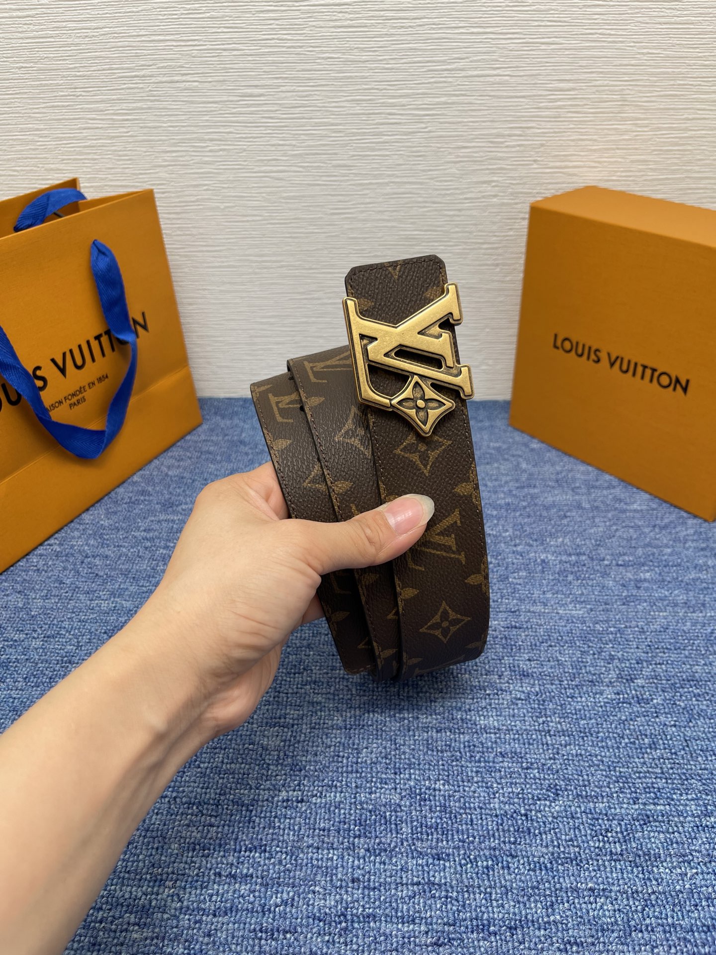 🔴 【品牌】LV  4．0cm 
🔴 【描述】这款饰有LV带扣的腰带配以水牛皮衬里，覆以Monogram