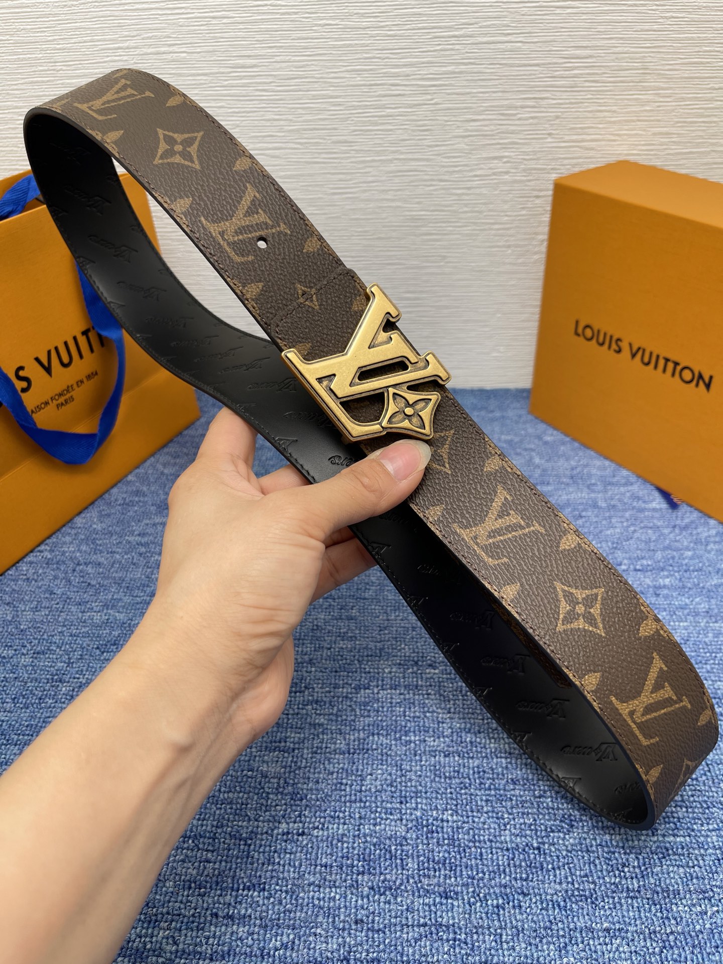🔴 【品牌】LV  4．0cm 
🔴 【描述】这款饰有LV带扣的腰带配以水牛皮衬里，覆以Monogram