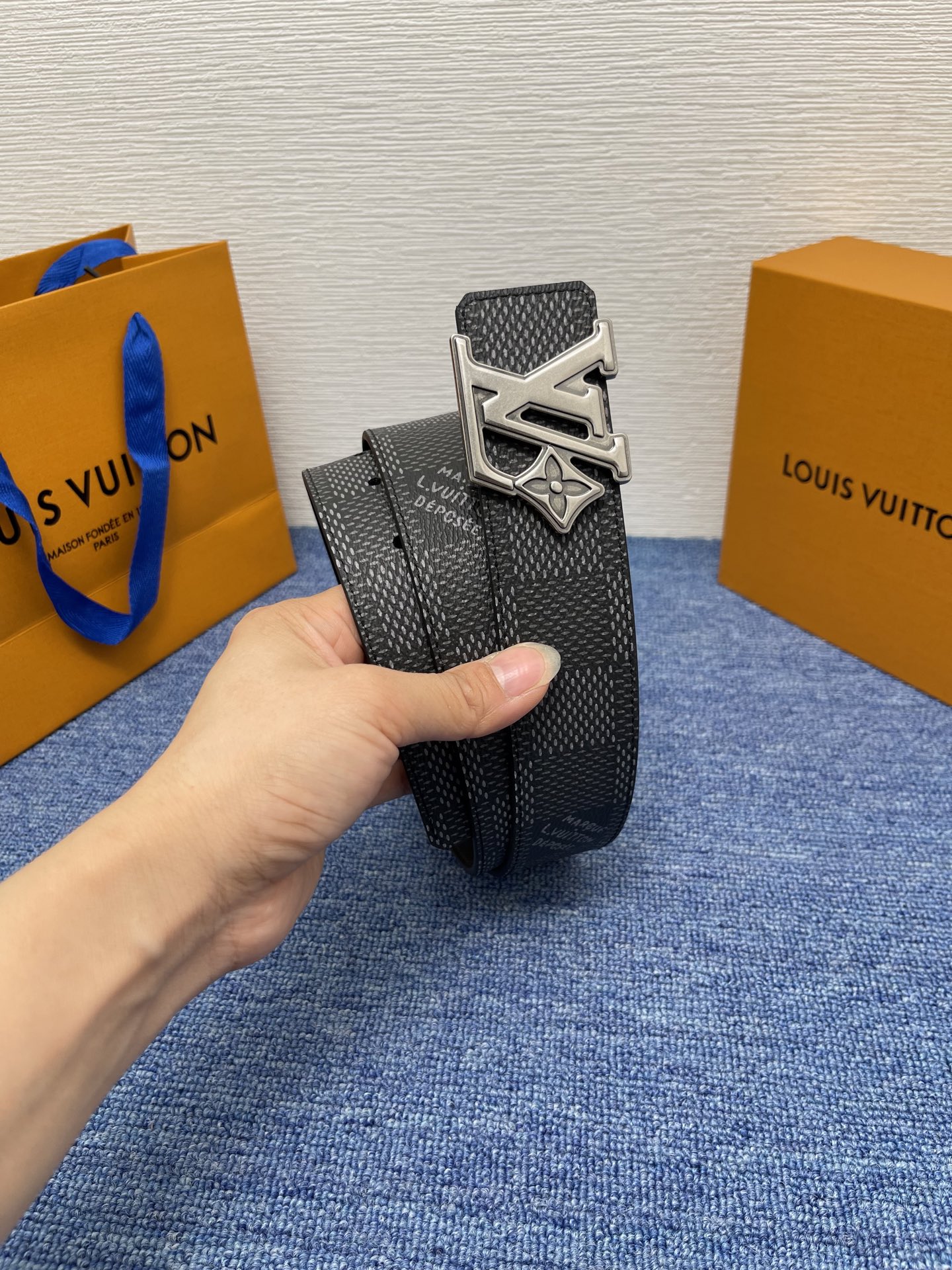 🔴 【品牌】LV  4．0cm 
🔴 【描述】这款饰有LV带扣的腰带配以水牛皮衬里，覆以Monogram