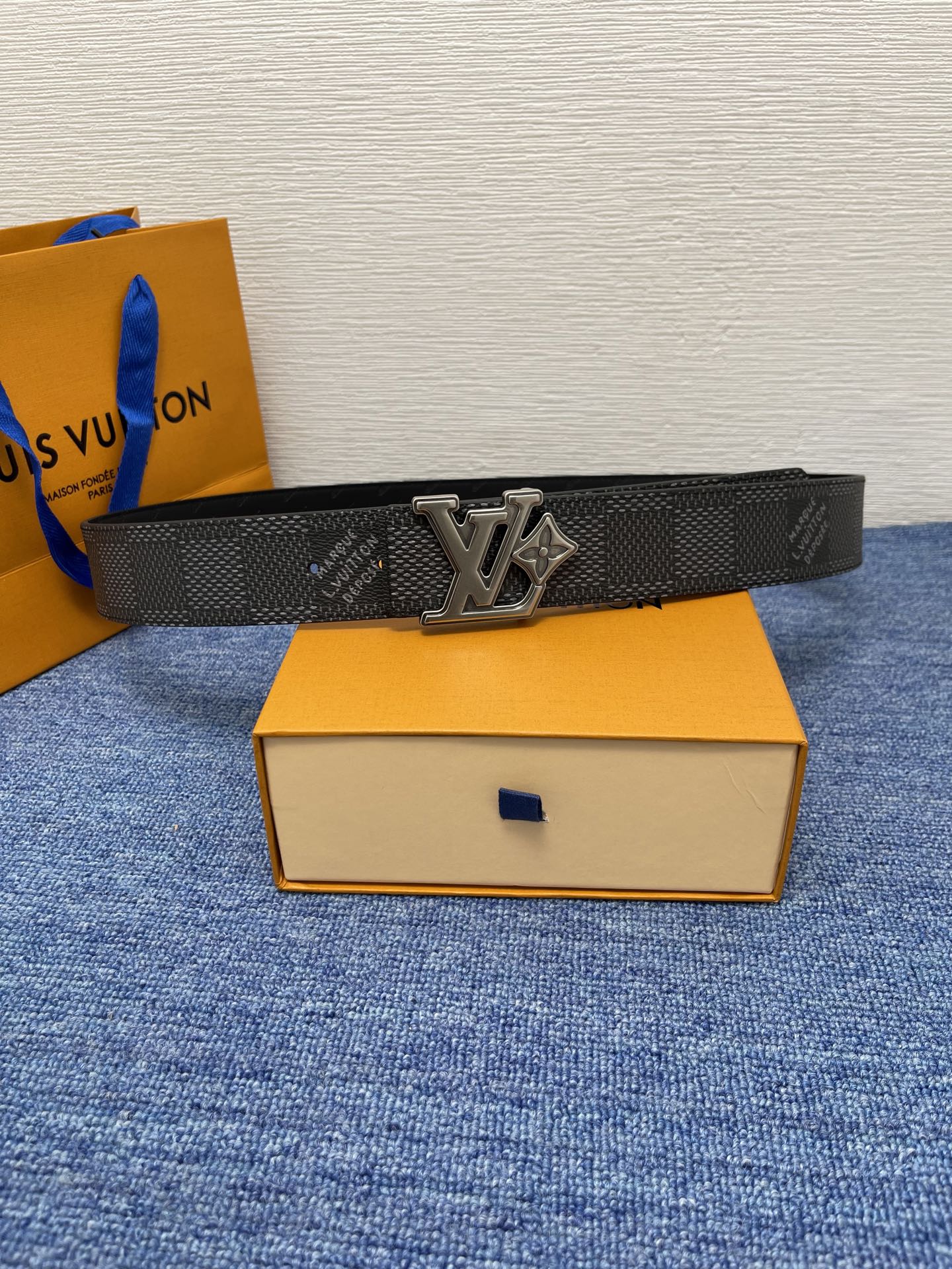 🔴 【品牌】LV  4．0cm 
🔴 【描述】这款饰有LV带扣的腰带配以水牛皮衬里，覆以Monogram