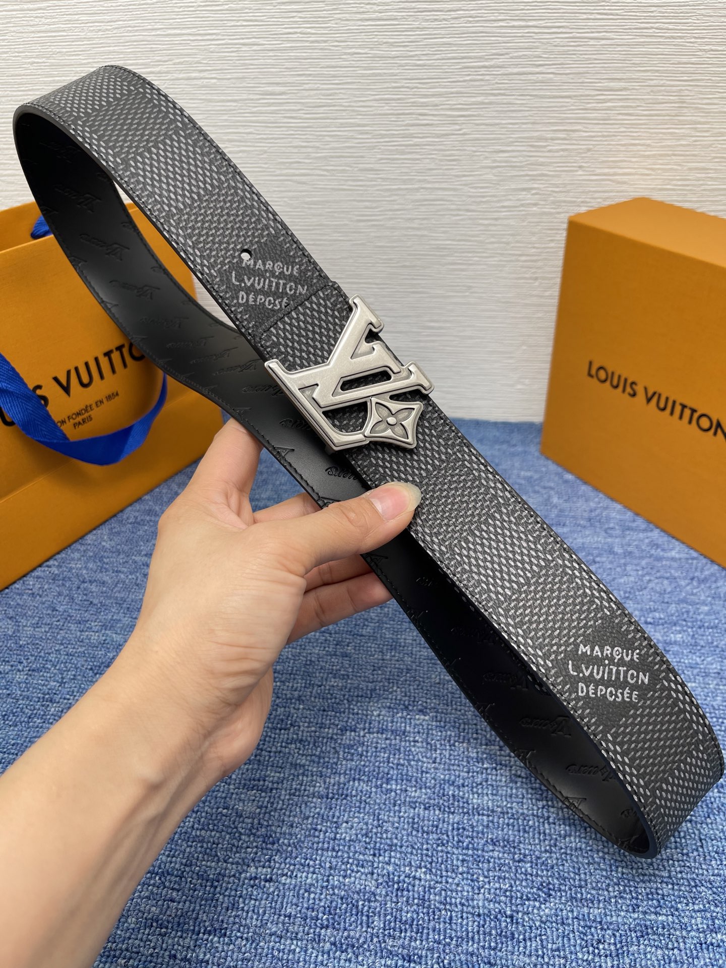 🔴 【品牌】LV  4．0cm 
🔴 【描述】这款饰有LV带扣的腰带配以水牛皮衬里，覆以Monogram