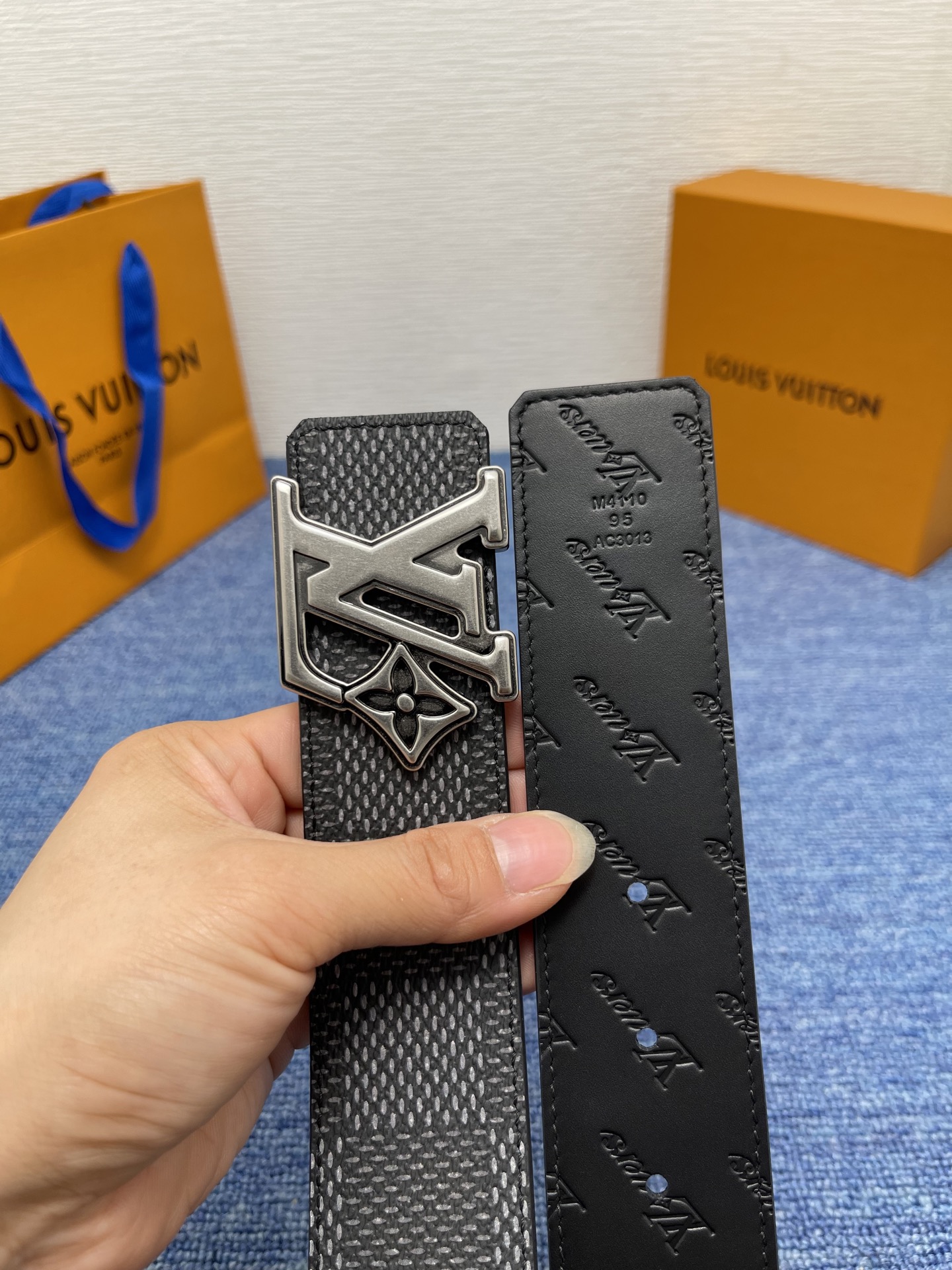 🔴 【品牌】LV  4．0cm 
🔴 【描述】这款饰有LV带扣的腰带配以水牛皮衬里，覆以Monogram