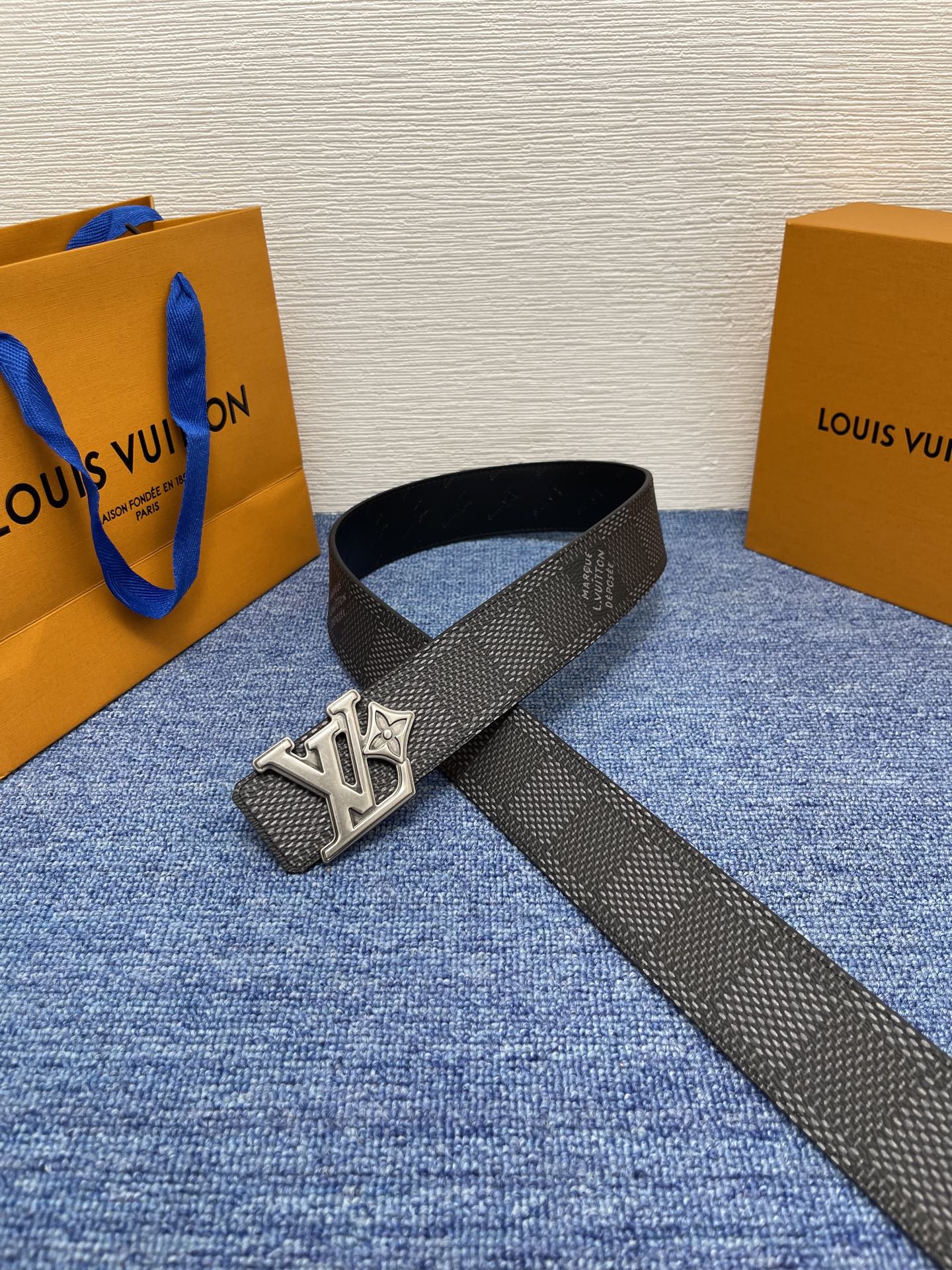 🔴 【品牌】LV  4．0cm 
🔴 【描述】这款饰有LV带扣的腰带配以水牛皮衬里，覆以Monogram