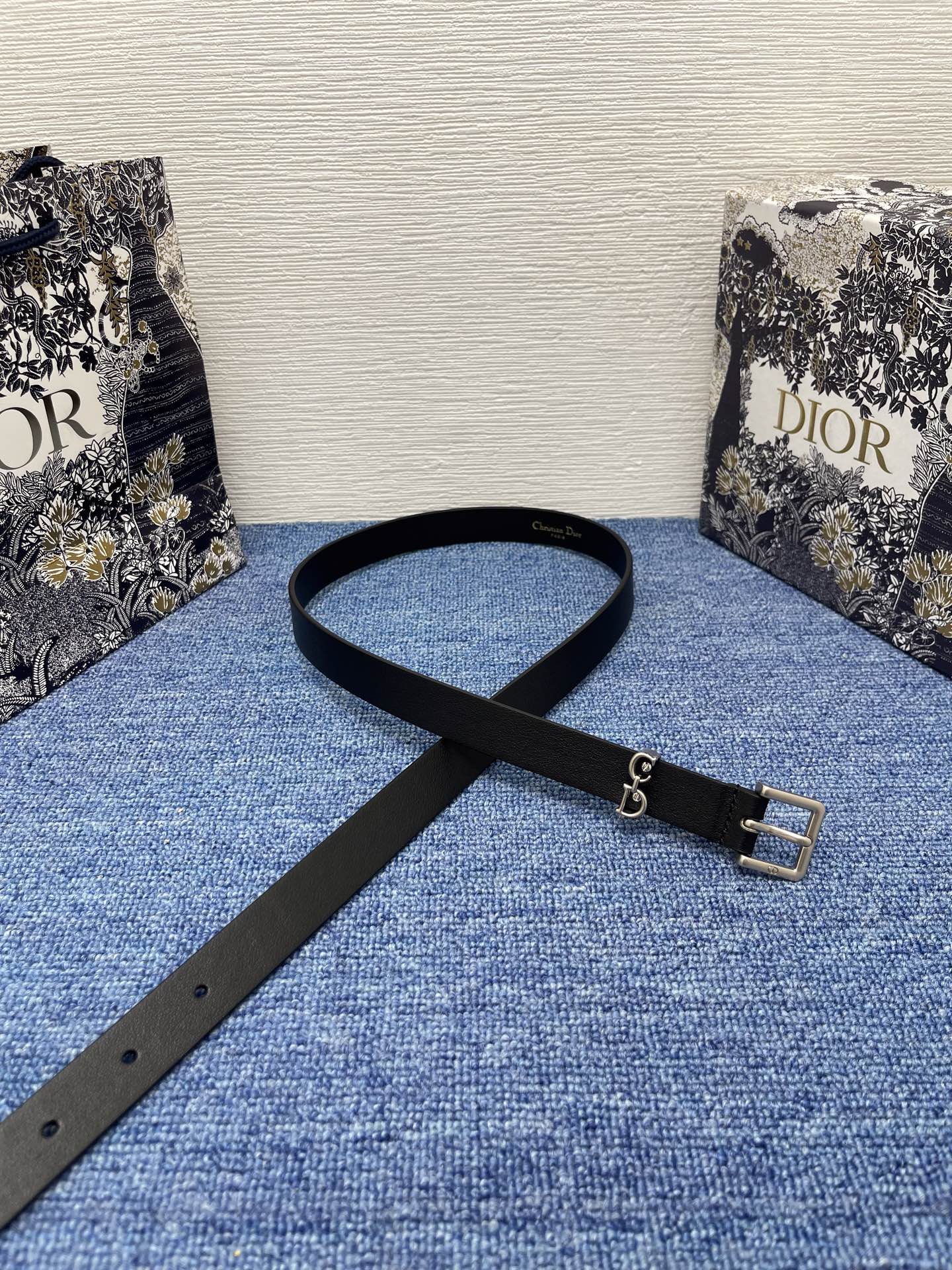 😍😍😍迪奥 2.0cm  
😍这款 Montaigne Avenue 腰带从同名手袋汲取灵感，采用光滑 