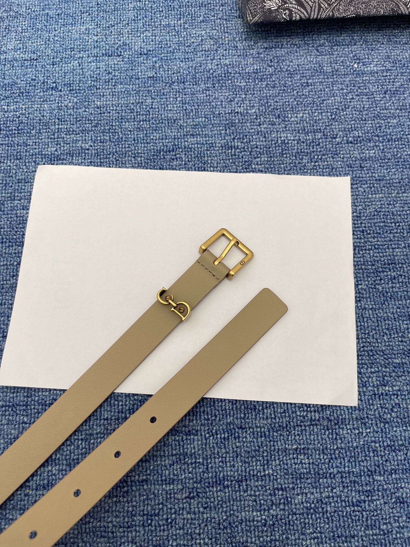 😍😍😍迪奥 2.0cm  
😍这款 Montaigne Avenue 腰带从同名手袋汲取灵感，采用光滑 