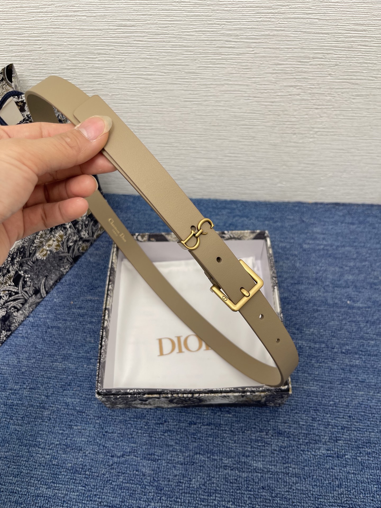 😍😍😍迪奥 2.0cm  
😍这款 Montaigne Avenue 腰带从同名手袋汲取灵感，采用光滑 
