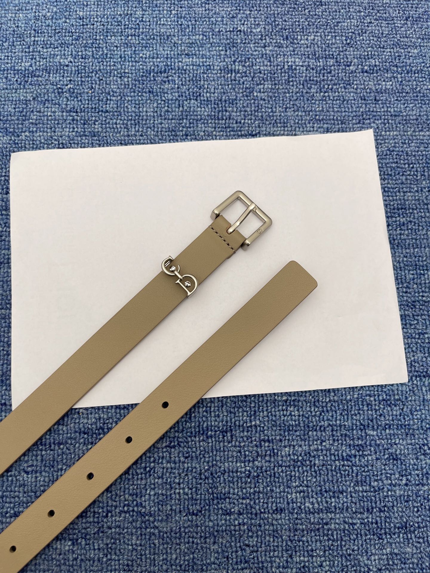 😍😍😍迪奥 2.0cm  
😍这款 Montaigne Avenue 腰带从同名手袋汲取灵感，采用光滑 