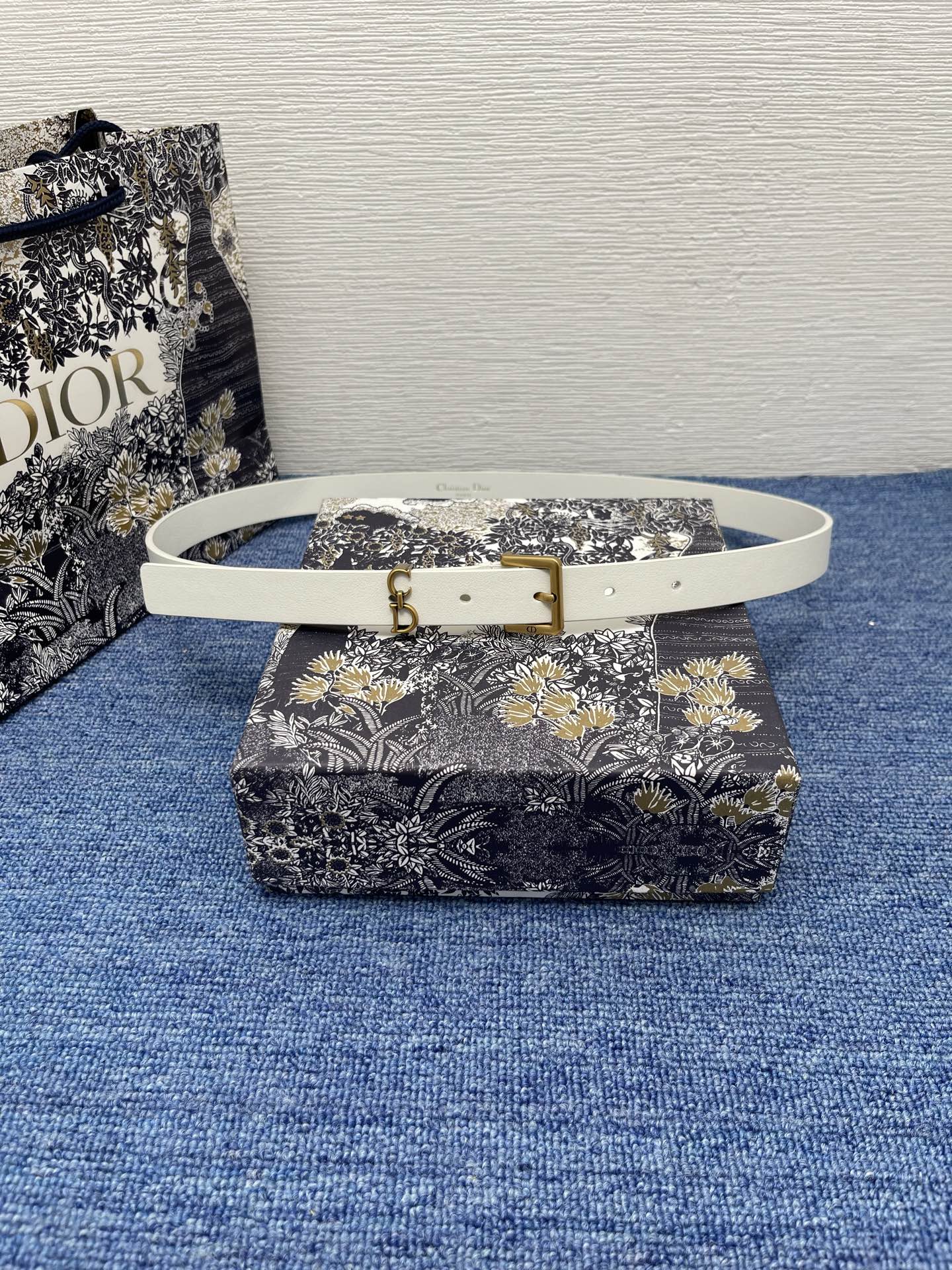 😍😍😍迪奥 2.0cm  
😍这款 Montaigne Avenue 腰带从同名手袋汲取灵感，采用光滑 