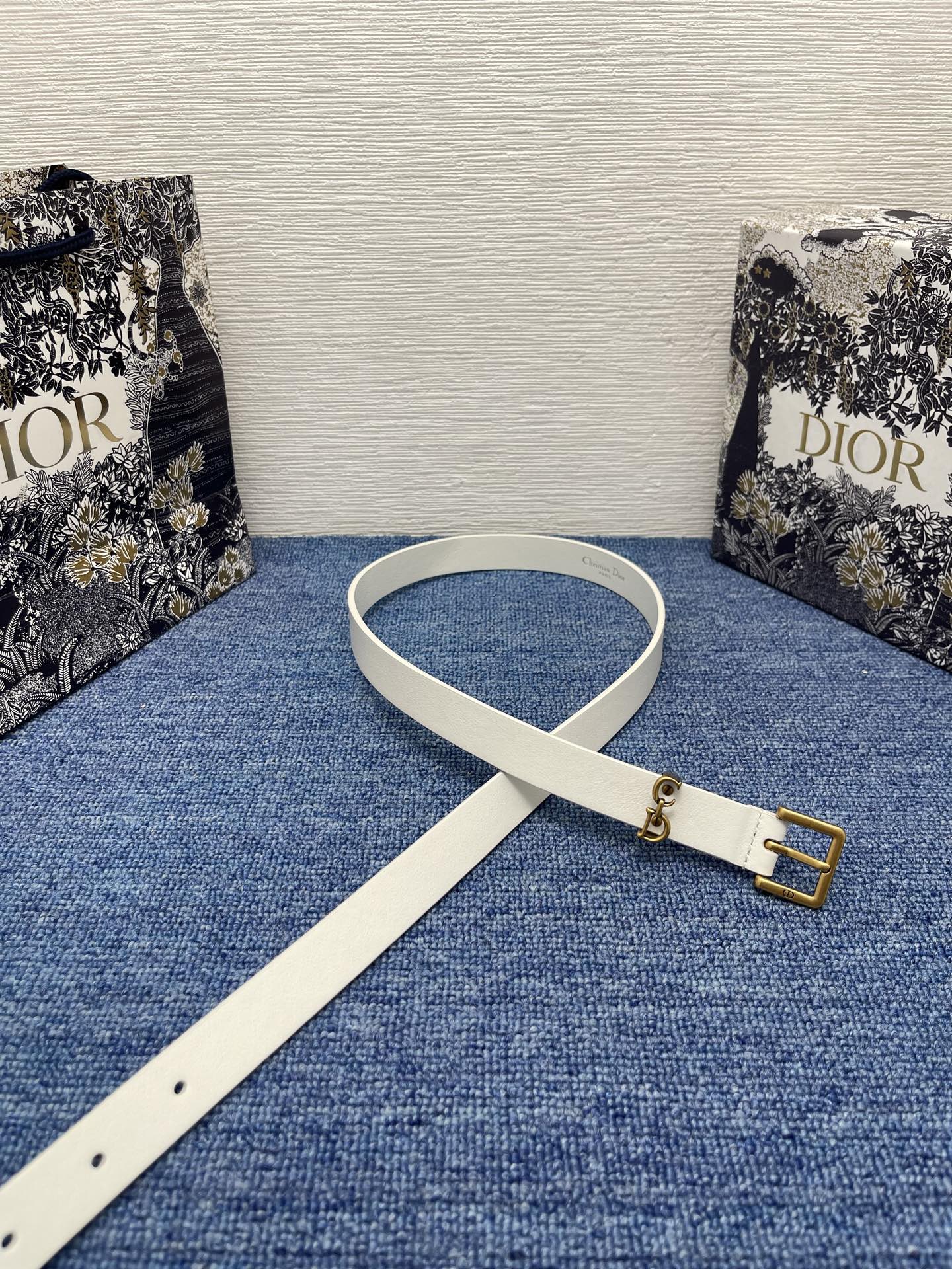 😍😍😍迪奥 2.0cm  
😍这款 Montaigne Avenue 腰带从同名手袋汲取灵感，采用光滑 
