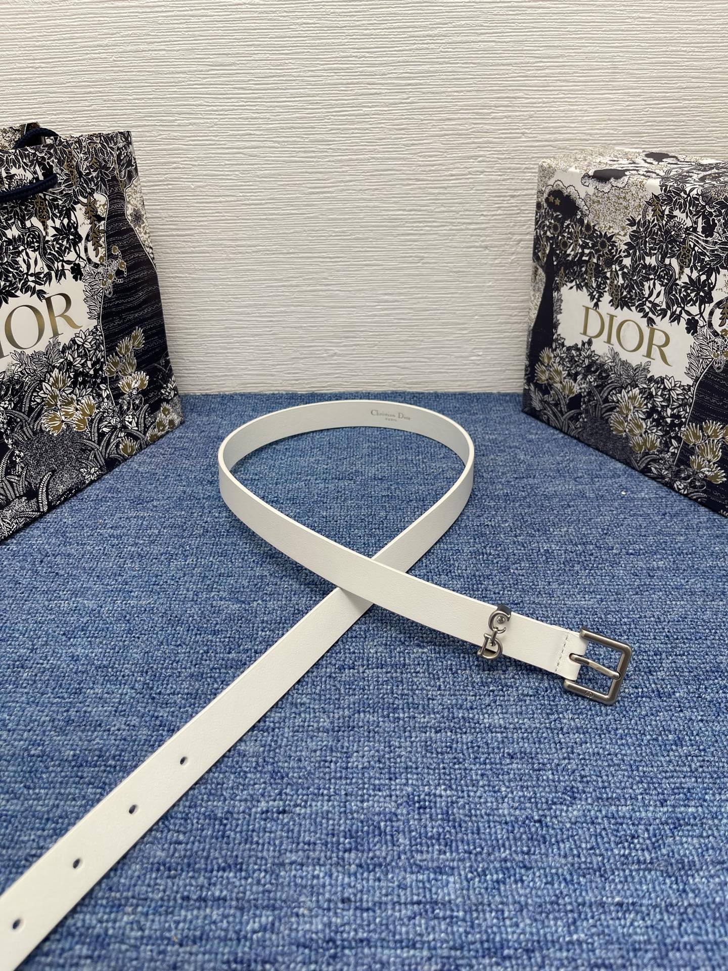 😍😍😍迪奥 2.0cm  
😍这款 Montaigne Avenue 腰带从同名手袋汲取灵感，采用光滑 