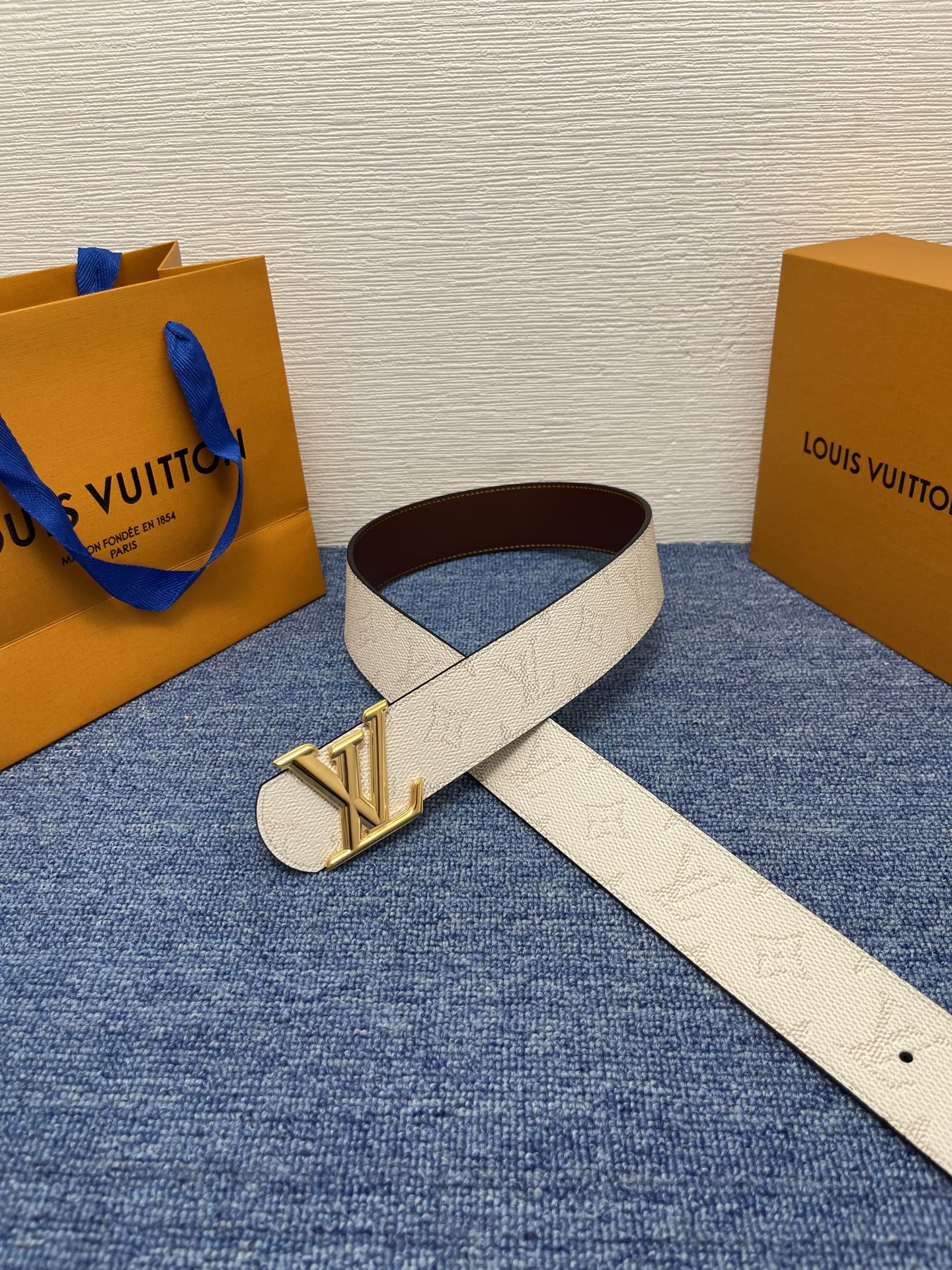 🔴 【品牌】LV  4．0cm 
🔴 【描述】这款饰有LV带扣的腰带配以水牛皮衬里，覆以Monogram