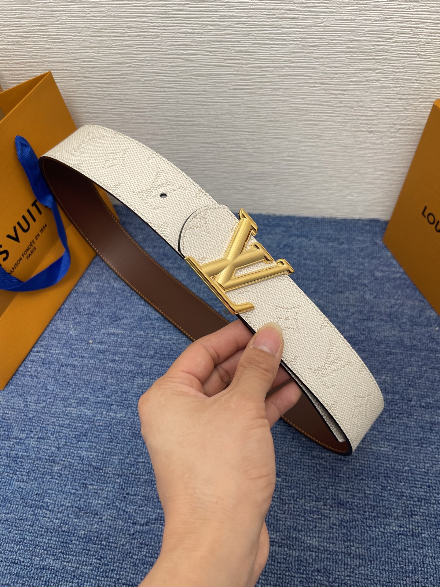 🔴 【品牌】LV  4．0cm 
🔴 【描述】这款饰有LV带扣的腰带配以水牛皮衬里，覆以Monogram