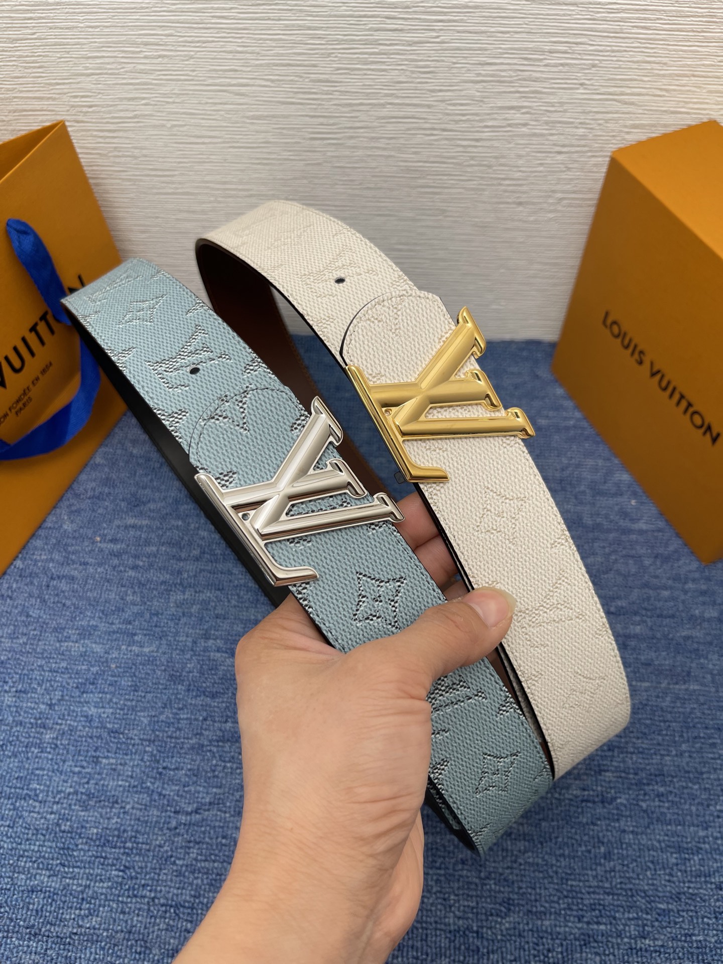 🔴 【品牌】LV  4．0cm 
🔴 【描述】这款饰有LV带扣的腰带配以水牛皮衬里，覆以Monogram