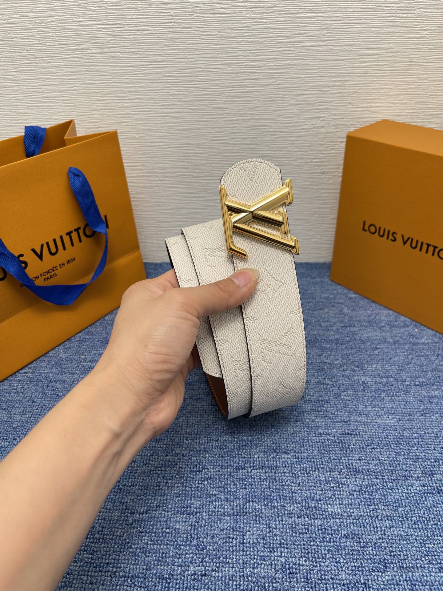 🔴 【品牌】LV  4．0cm 
🔴 【描述】这款饰有LV带扣的腰带配以水牛皮衬里，覆以Monogram