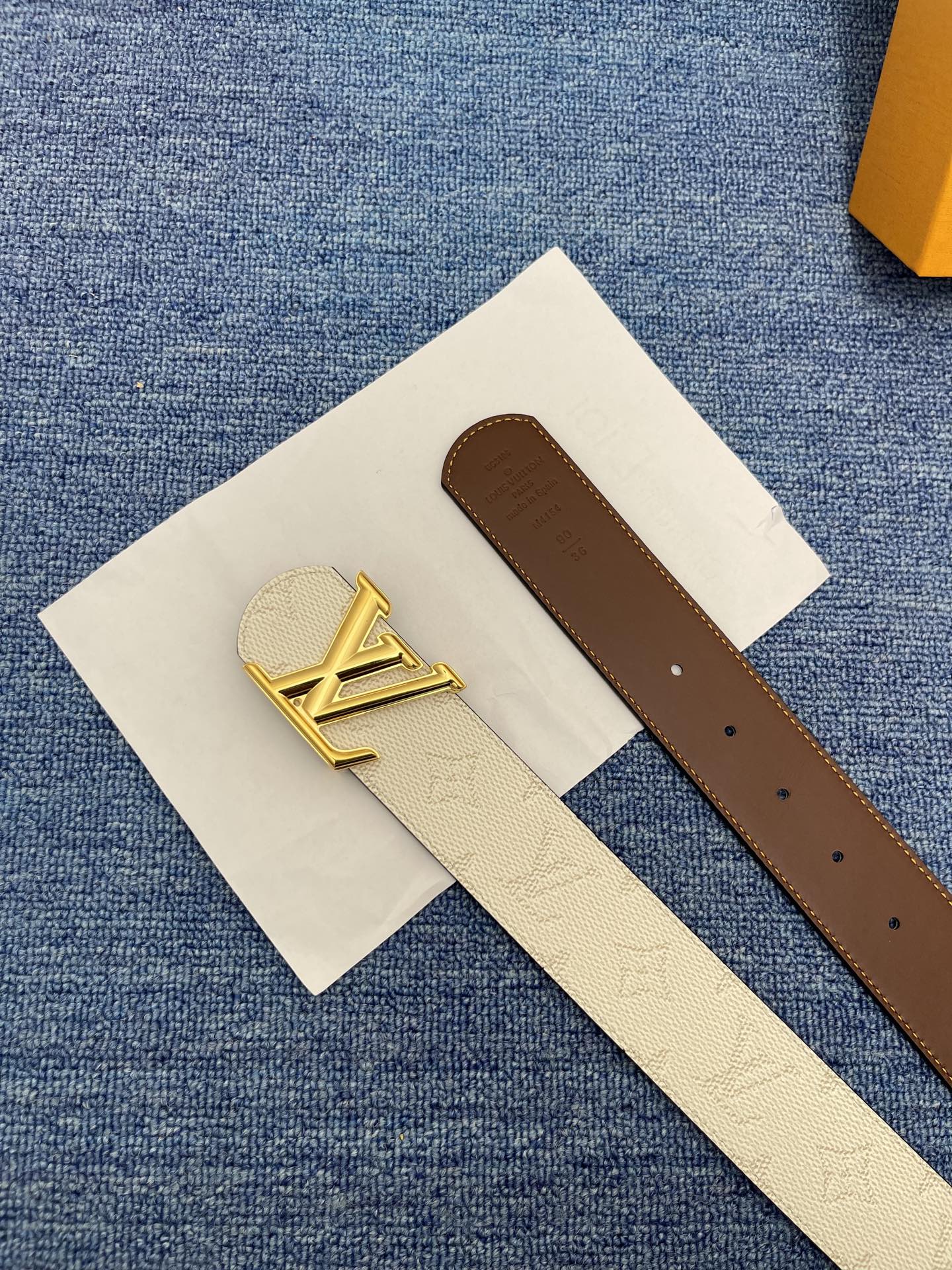 🔴 【品牌】LV  4．0cm 
🔴 【描述】这款饰有LV带扣的腰带配以水牛皮衬里，覆以Monogram