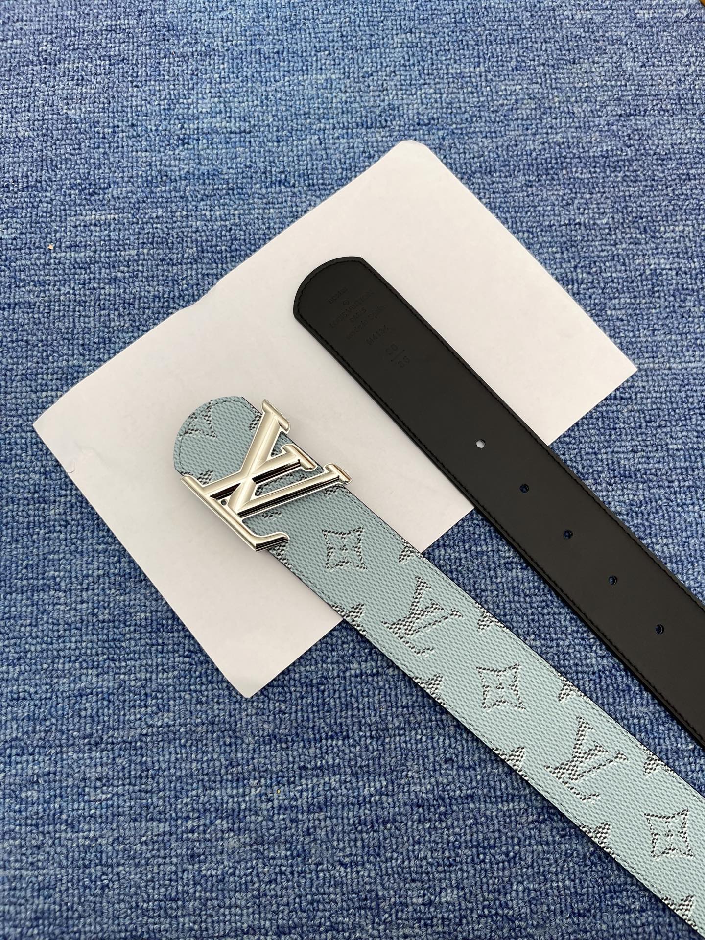 🔴 【品牌】LV  4．0cm 
🔴 【描述】这款饰有LV带扣的腰带配以水牛皮衬里，覆以Monogram