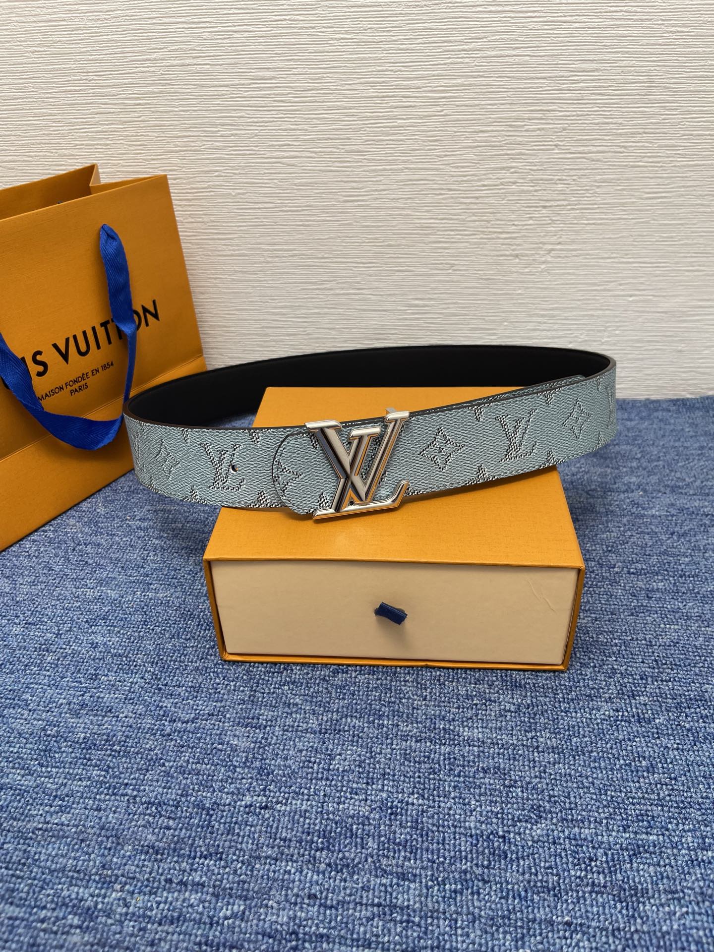 🔴 【品牌】LV  4．0cm 
🔴 【描述】这款饰有LV带扣的腰带配以水牛皮衬里，覆以Monogram