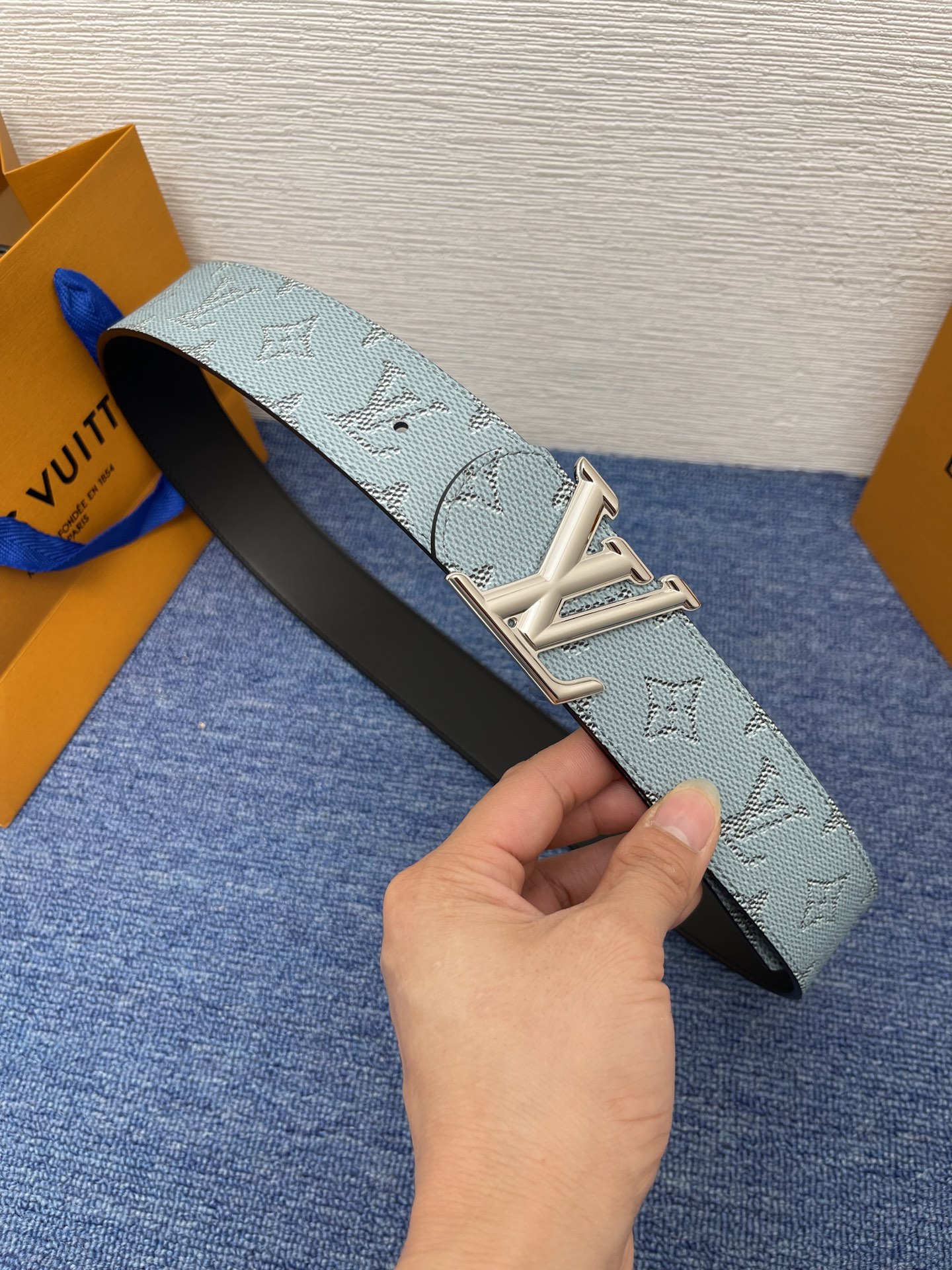 🔴 【品牌】LV  4．0cm 
🔴 【描述】这款饰有LV带扣的腰带配以水牛皮衬里，覆以Monogram