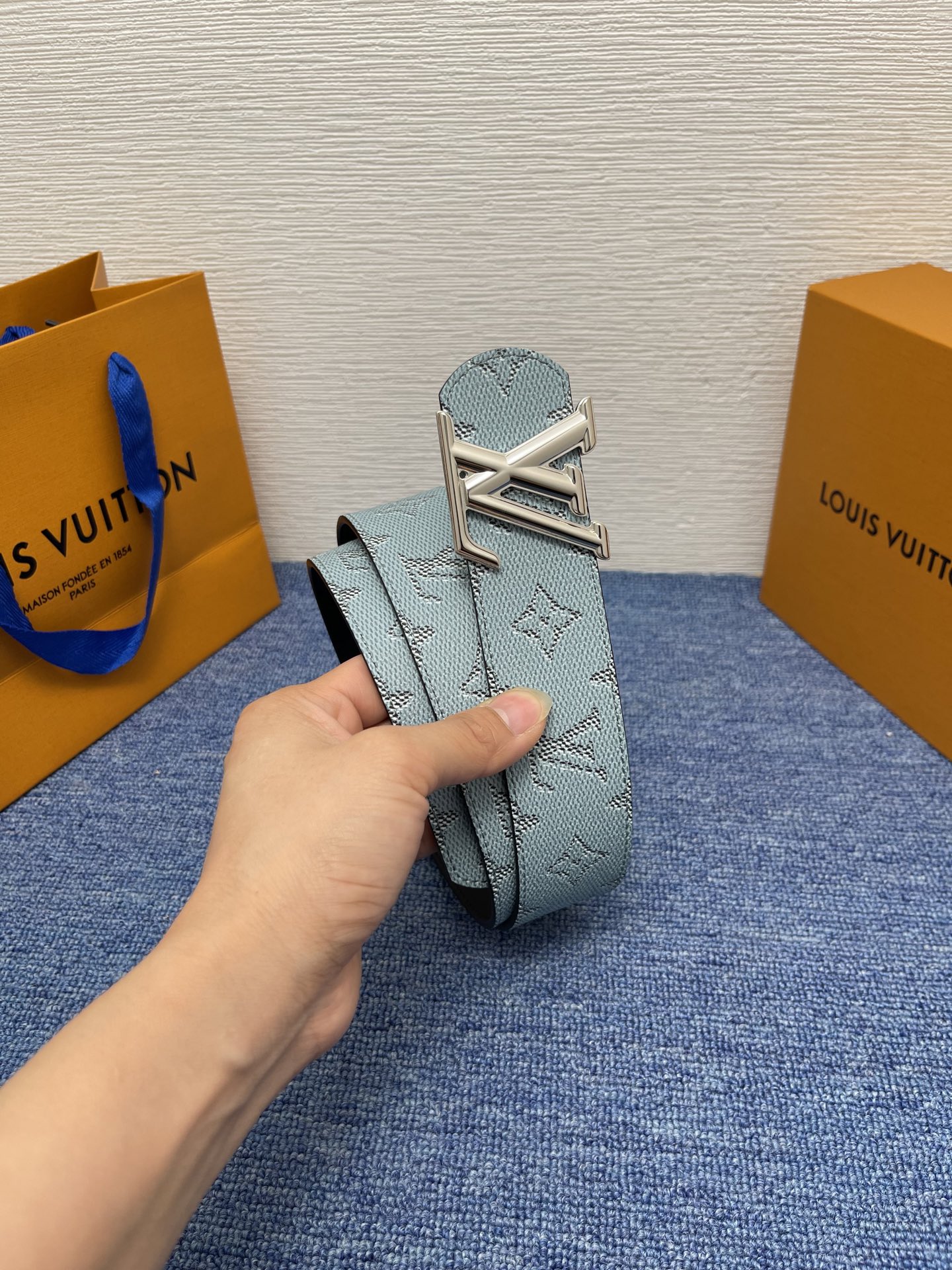 🔴 【品牌】LV  4．0cm 
🔴 【描述】这款饰有LV带扣的腰带配以水牛皮衬里，覆以Monogram