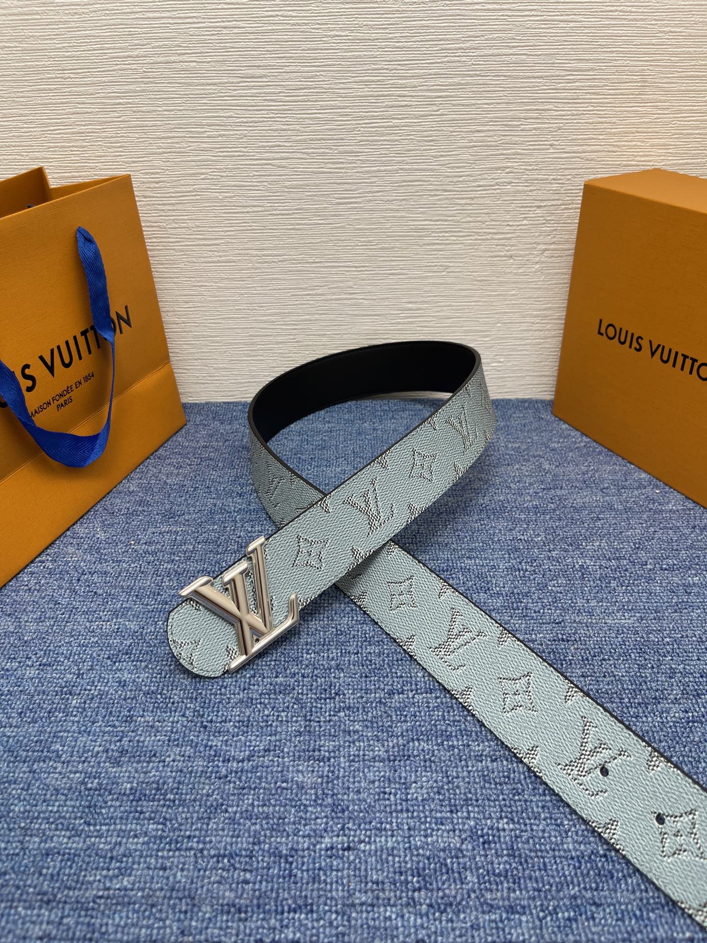 🔴 【品牌】LV  4．0cm 
🔴 【描述】这款饰有LV带扣的腰带配以水牛皮衬里，覆以Monogram